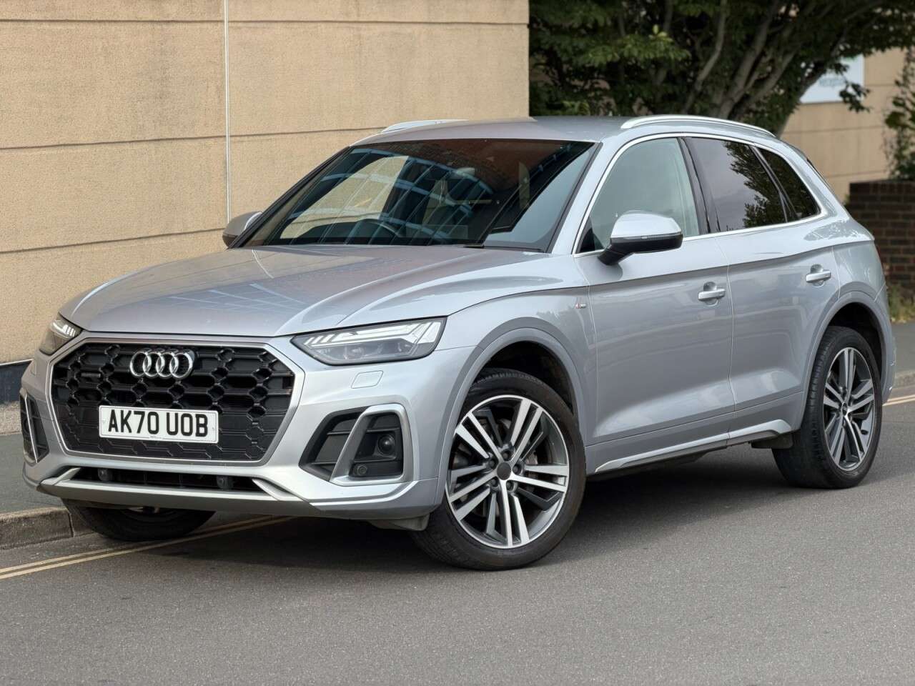 A 2020 AUDI Q5 2.0 TDI 40 S line SUV 5dr Diesel S Tronic quattro Euro 6 (s/s) (204 ps) A 2020 AUDI Q5 2.0 TDI 40 S line SUV 5dr Diesel S Tronic quattro Euro 6 (s/s) (204 ps)