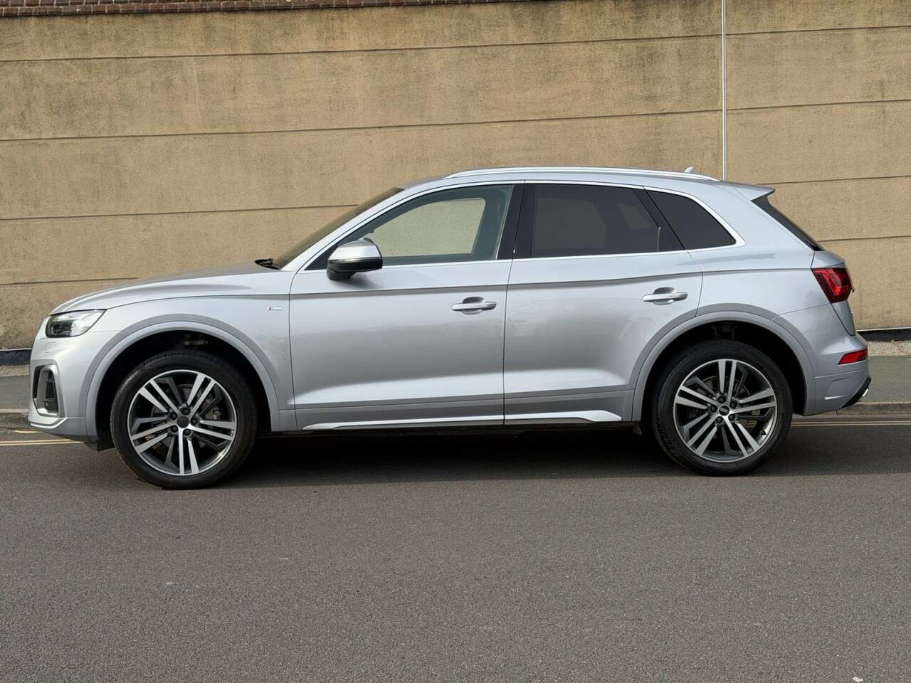 A 2020 AUDI Q5 2.0 TDI 40 S line SUV 5dr Diesel S Tronic quattro Euro 6 (s/s) (204 ps) A 2020 AUDI Q5 2.0 TDI 40 S line SUV 5dr Diesel S Tronic quattro Euro 6 (s/s) (204 ps)