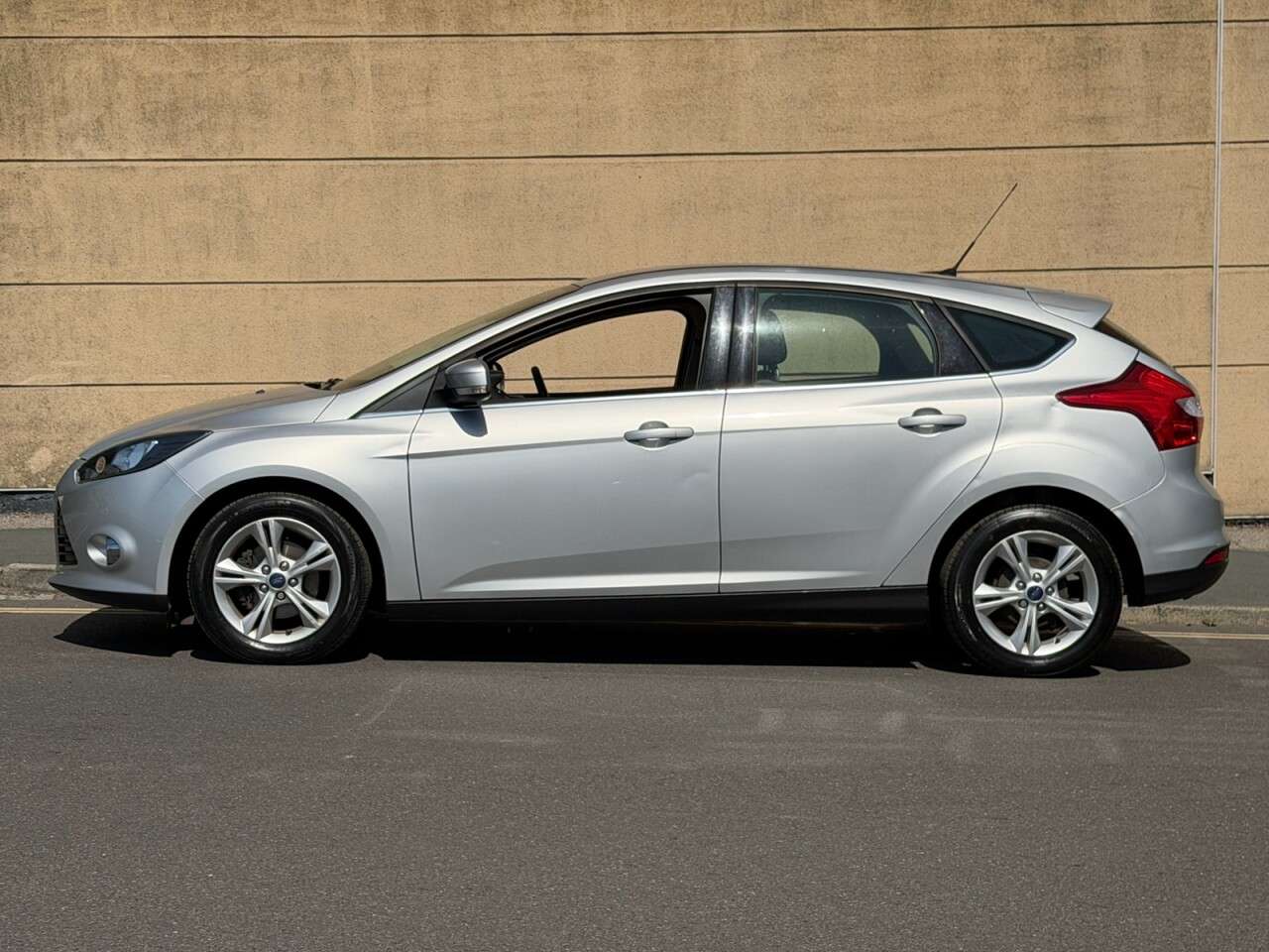 A 2014 FORD FOCUS 1.6 TDCi ECOnetic Zetec Hatchback 5dr Diesel Manual Euro 5 (s/s) (105 ps) A 2014 FORD FOCUS 1.6 TDCi ECOnetic Zetec Hatchback 5dr Diesel Manual Euro 5 (s/s) (105 ps)
