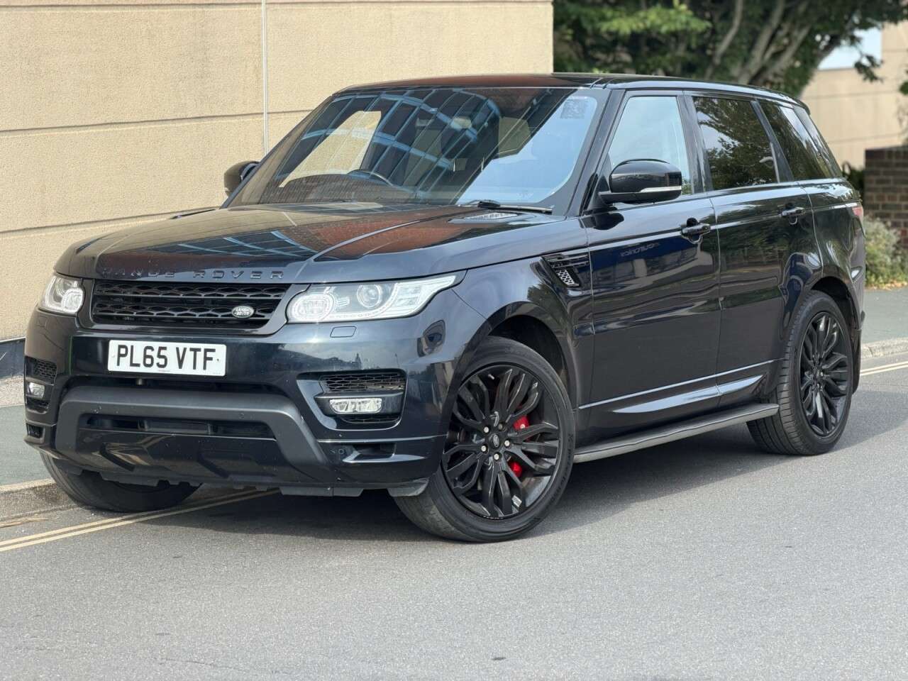 A 2015 LAND ROVER RANGE ROVER SPORT 3.0 SD V6 Autobiography Dynamic SUV 5dr Diesel Auto 4WD Euro 6 (s/s) (306 p A 2015 LAND ROVER RANGE ROVER SPORT 3.0 SD V6 Autobiography Dynamic SUV 5dr Diesel Auto 4WD Euro 6 (s/s) (306 p