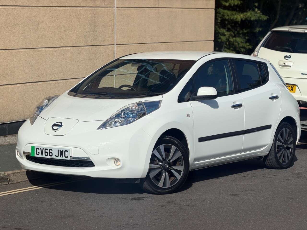 A 2016 NISSAN LEAF 30kWh Tekna Hatchback 5dr Electric Auto (109 bhp) A 2016 NISSAN LEAF 30kWh Tekna Hatchback 5dr Electric Auto (109 bhp)