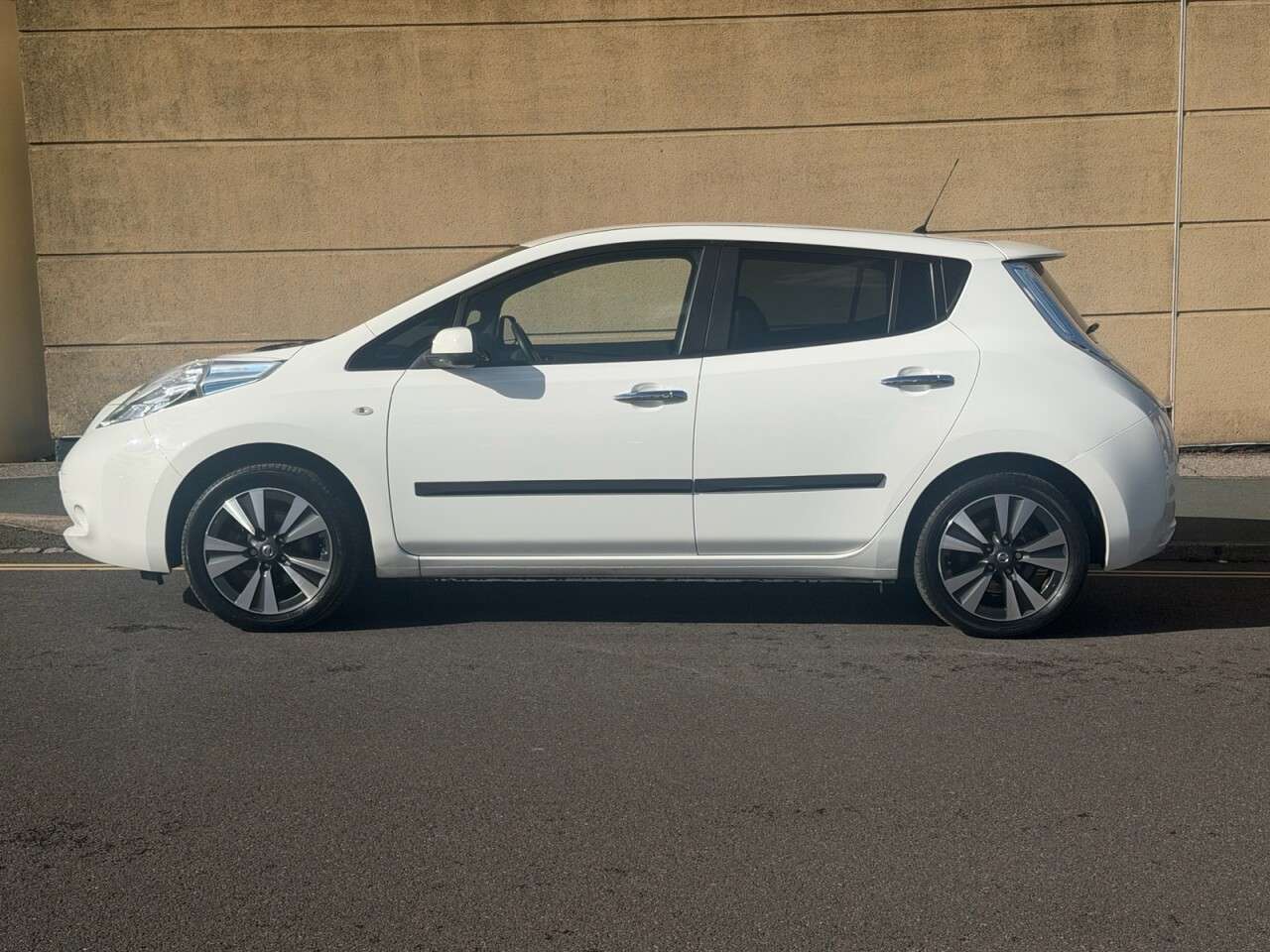 A 2016 NISSAN LEAF 30kWh Tekna Hatchback 5dr Electric Auto (109 bhp) A 2016 NISSAN LEAF 30kWh Tekna Hatchback 5dr Electric Auto (109 bhp)