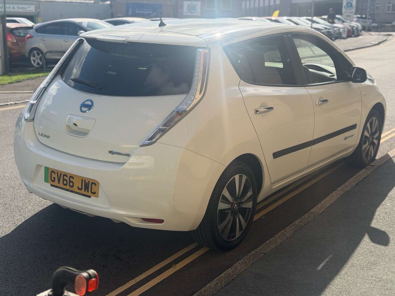 A 2016 NISSAN LEAF 30kWh Tekna Hatchback 5dr Electric Auto (109 bhp) A 2016 NISSAN LEAF 30kWh Tekna Hatchback 5dr Electric Auto (109 bhp)