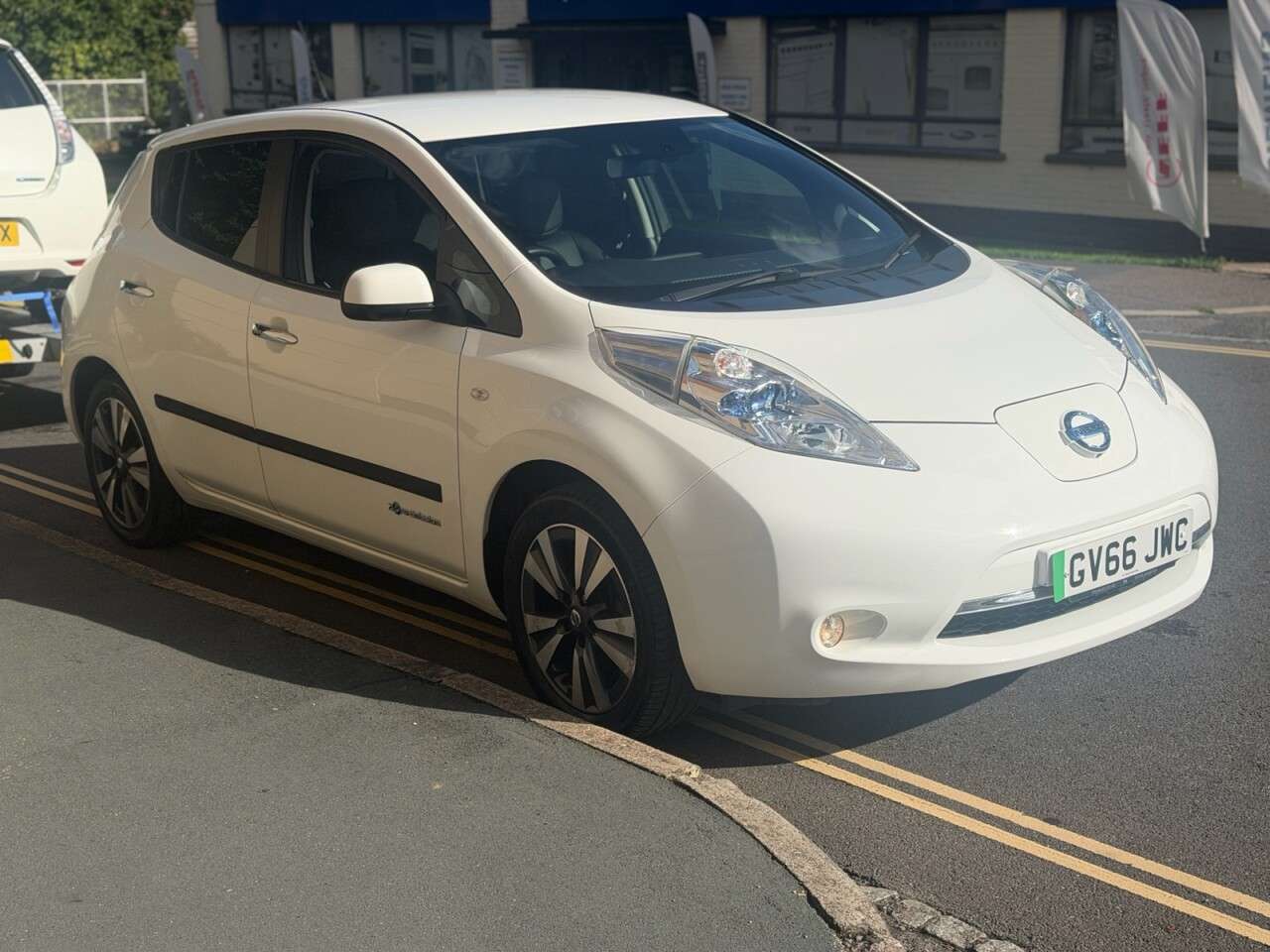 A 2016 NISSAN LEAF 30kWh Tekna Hatchback 5dr Electric Auto (109 bhp) A 2016 NISSAN LEAF 30kWh Tekna Hatchback 5dr Electric Auto (109 bhp)