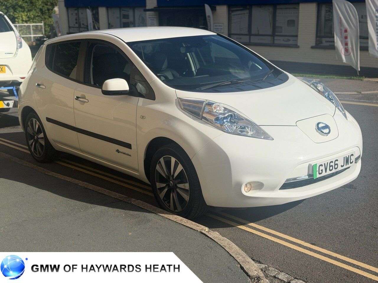 A 2016 NISSAN LEAF 30kWh Tekna Hatchback 5dr Electric Auto (109 bhp) A 2016 NISSAN LEAF 30kWh Tekna Hatchback 5dr Electric Auto (109 bhp)