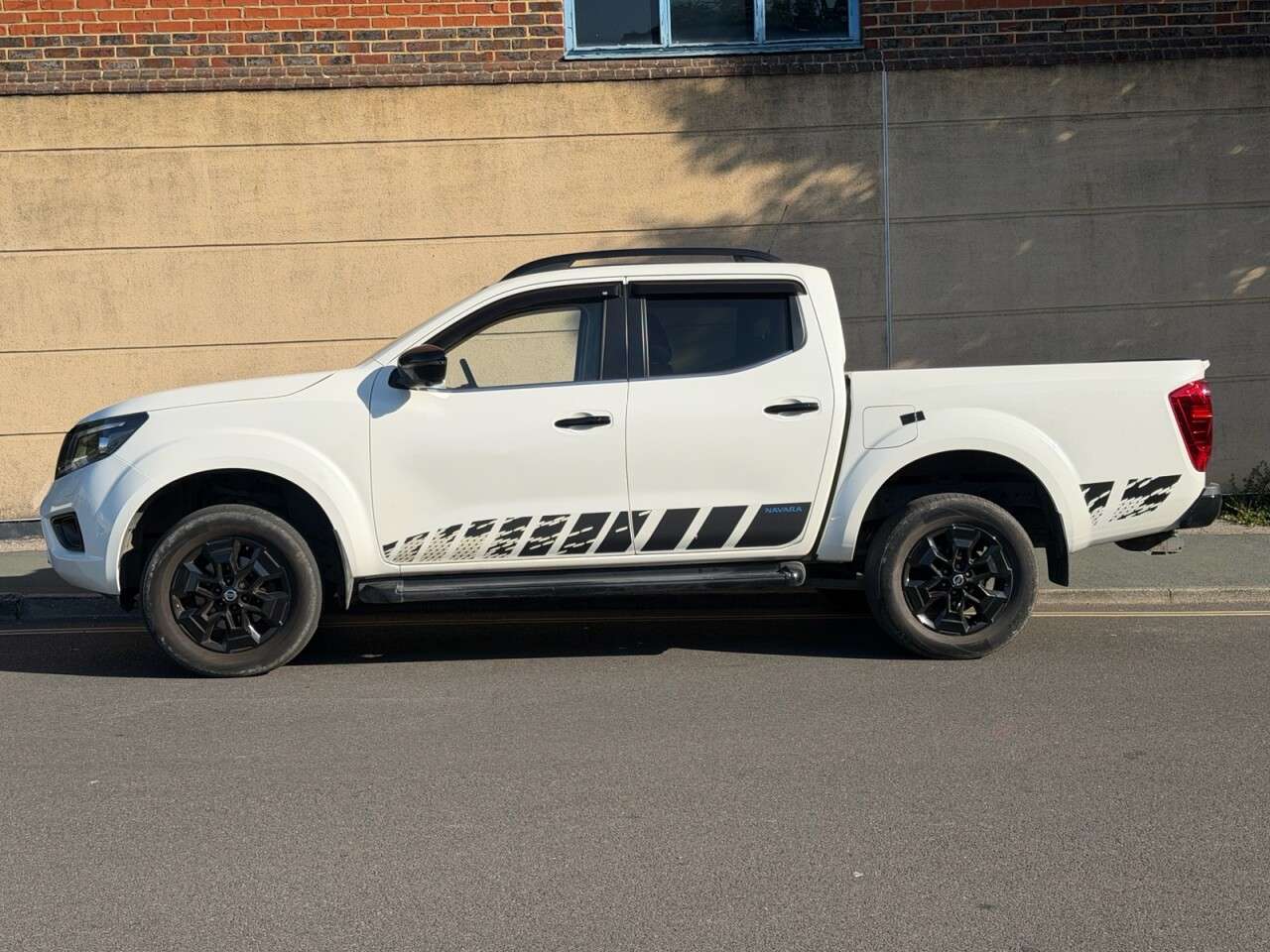 A 2021 NISSAN NAVARA 2.3 dCi N-Guard Pickup Double Cab 4dr Diesel Auto 4WD Euro 6 (190 ps) A 2021 NISSAN NAVARA 2.3 dCi N-Guard Pickup Double Cab 4dr Diesel Auto 4WD Euro 6 (190 ps)