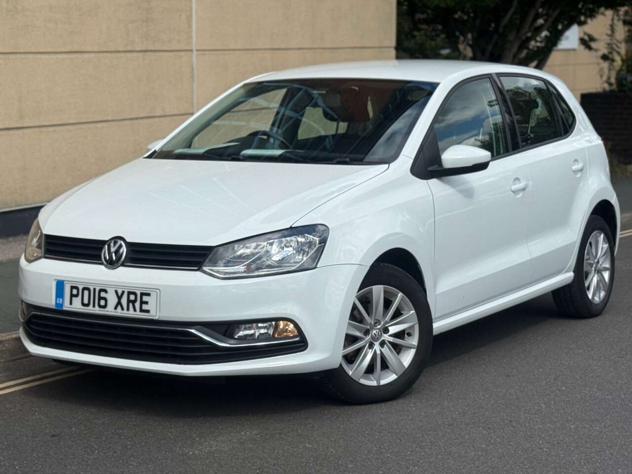 A 2016 VOLKSWAGEN POLO 1.0 BlueMotion Tech SE Hatchback 5dr Petrol Manual Euro 6 (s/s) (60 ps) A 2016 VOLKSWAGEN POLO 1.0 BlueMotion Tech SE Hatchback 5dr Petrol Manual Euro 6 (s/s) (60 ps)