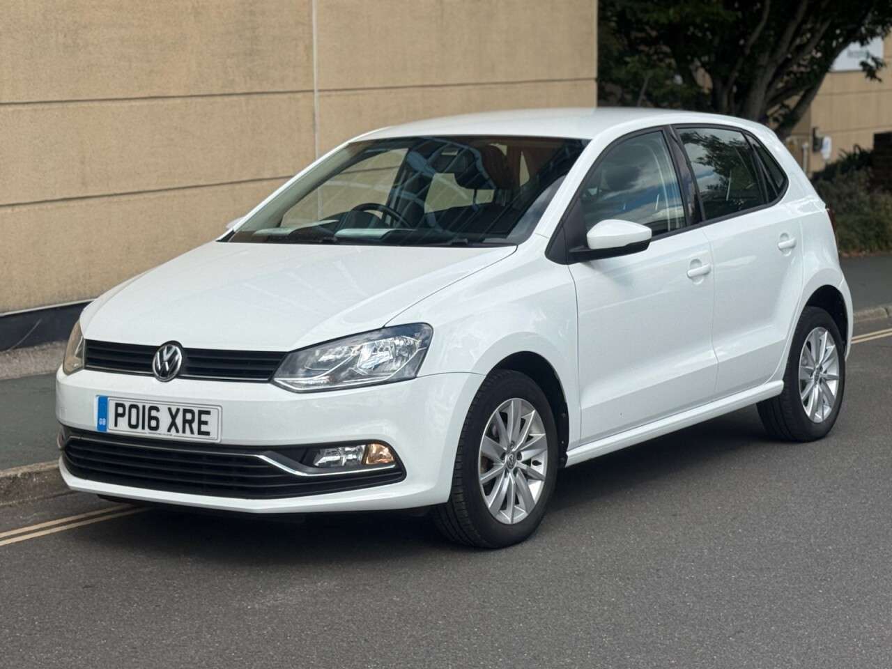 A 2016 VOLKSWAGEN POLO 1.0 BlueMotion Tech SE Hatchback 5dr Petrol Manual Euro 6 (s/s) (60 ps) A 2016 VOLKSWAGEN POLO 1.0 BlueMotion Tech SE Hatchback 5dr Petrol Manual Euro 6 (s/s) (60 ps)