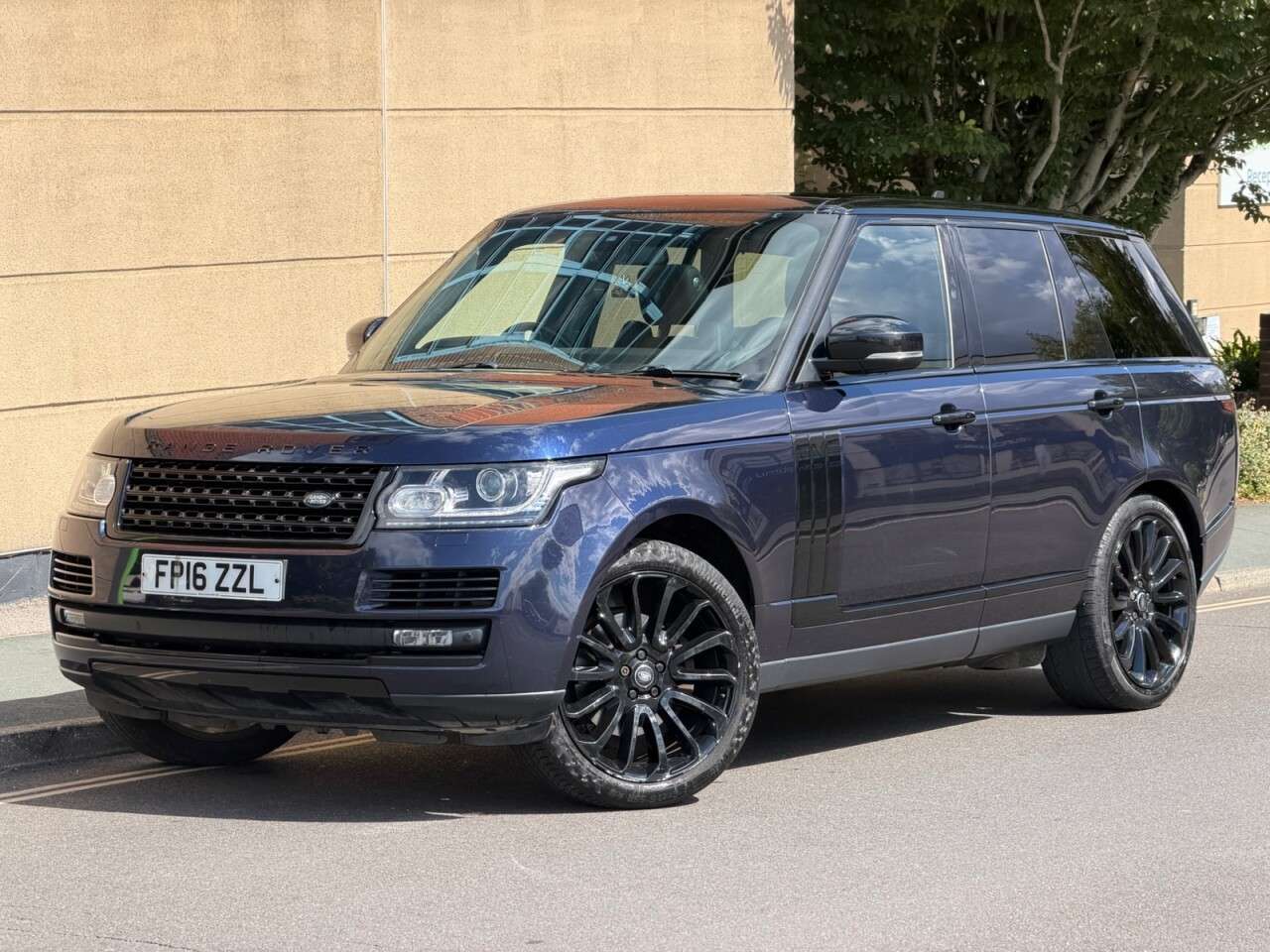 A 2016 LAND ROVER RANGE ROVER 3.0 TD V6 Vogue SUV 5dr Diesel Auto 4WD Euro 6 (s/s) (258 ps) A 2016 LAND ROVER RANGE ROVER 3.0 TD V6 Vogue SUV 5dr Diesel Auto 4WD Euro 6 (s/s) (258 ps)