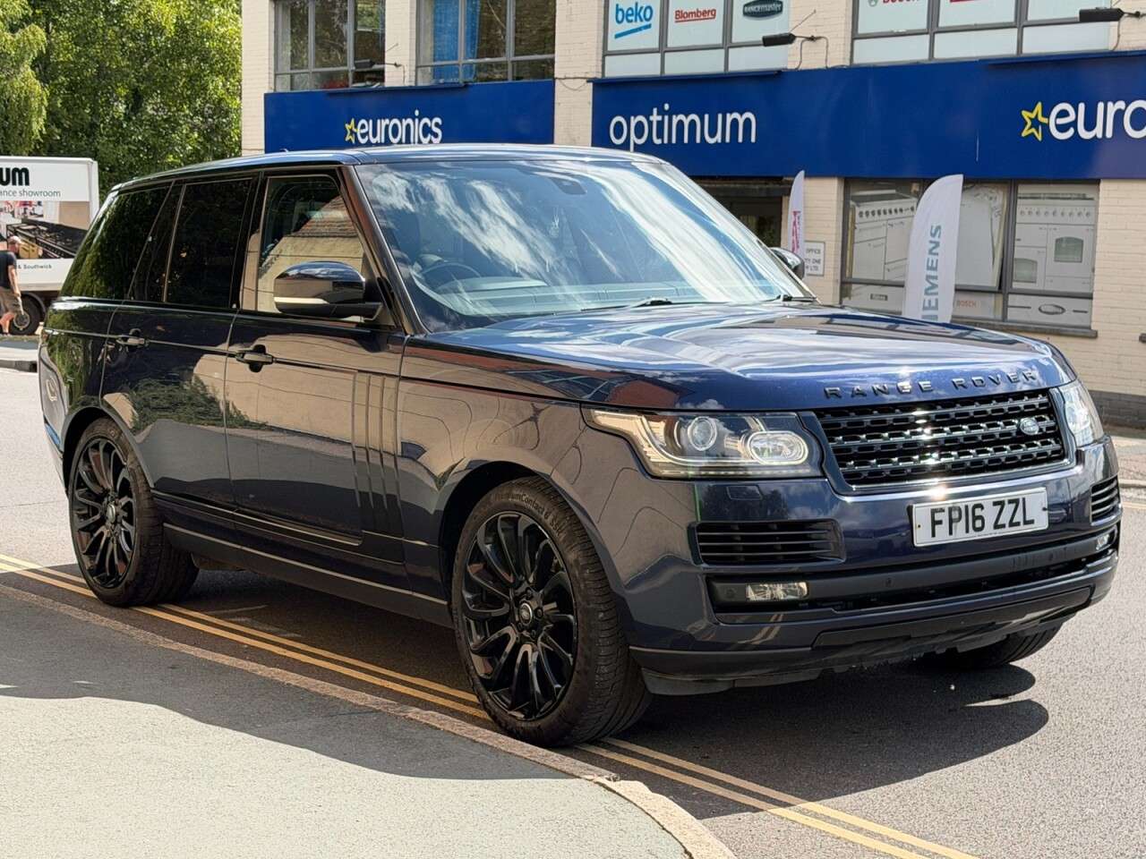 A 2016 LAND ROVER RANGE ROVER 3.0 TD V6 Vogue SUV 5dr Diesel Auto 4WD Euro 6 (s/s) (258 ps) A 2016 LAND ROVER RANGE ROVER 3.0 TD V6 Vogue SUV 5dr Diesel Auto 4WD Euro 6 (s/s) (258 ps)
