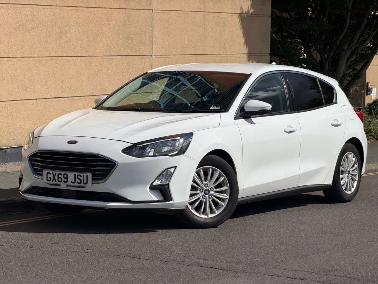 A 2019 FORD FOCUS 1.0T EcoBoost Titanium Hatchback 5dr Petrol Auto Euro 6 (s/s) (125 ps) A 2019 FORD FOCUS 1.0T EcoBoost Titanium Hatchback 5dr Petrol Auto Euro 6 (s/s) (125 ps)