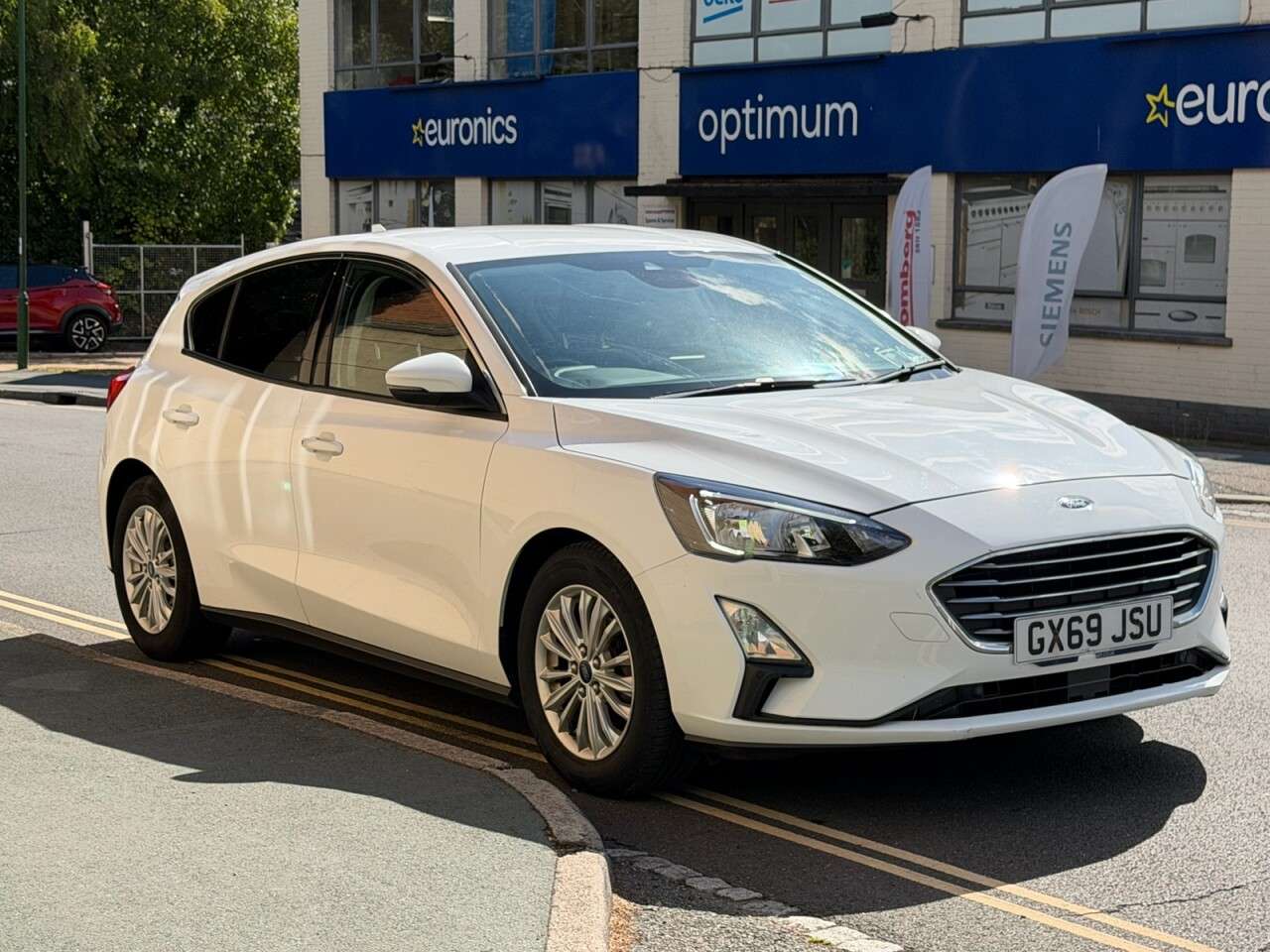 A 2019 FORD FOCUS 1.0T EcoBoost Titanium Hatchback 5dr Petrol Auto Euro 6 (s/s) (125 ps) A 2019 FORD FOCUS 1.0T EcoBoost Titanium Hatchback 5dr Petrol Auto Euro 6 (s/s) (125 ps)