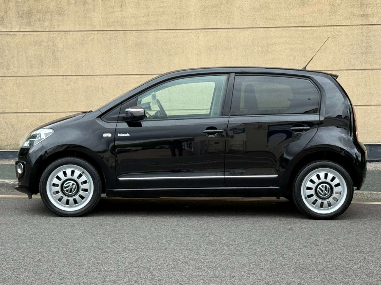 A 2012 VOLKSWAGEN UP! 1.0 up! Black Hatchback 5dr Petrol Manual Euro 5 (75 ps) A 2012 VOLKSWAGEN UP! 1.0 up! Black Hatchback 5dr Petrol Manual Euro 5 (75 ps)