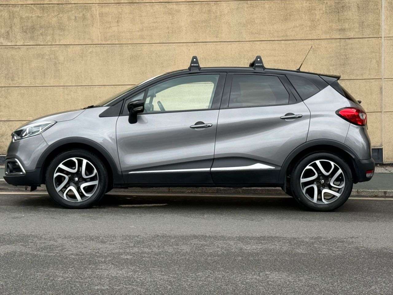 A 2015 RENAULT CAPTUR 1.5 dCi ENERGY Dynamique S Nav SUV 5dr Diesel Auto Euro 6 (s/s) (90 ps) A 2015 RENAULT CAPTUR 1.5 dCi ENERGY Dynamique S Nav SUV 5dr Diesel Auto Euro 6 (s/s) (90 ps)