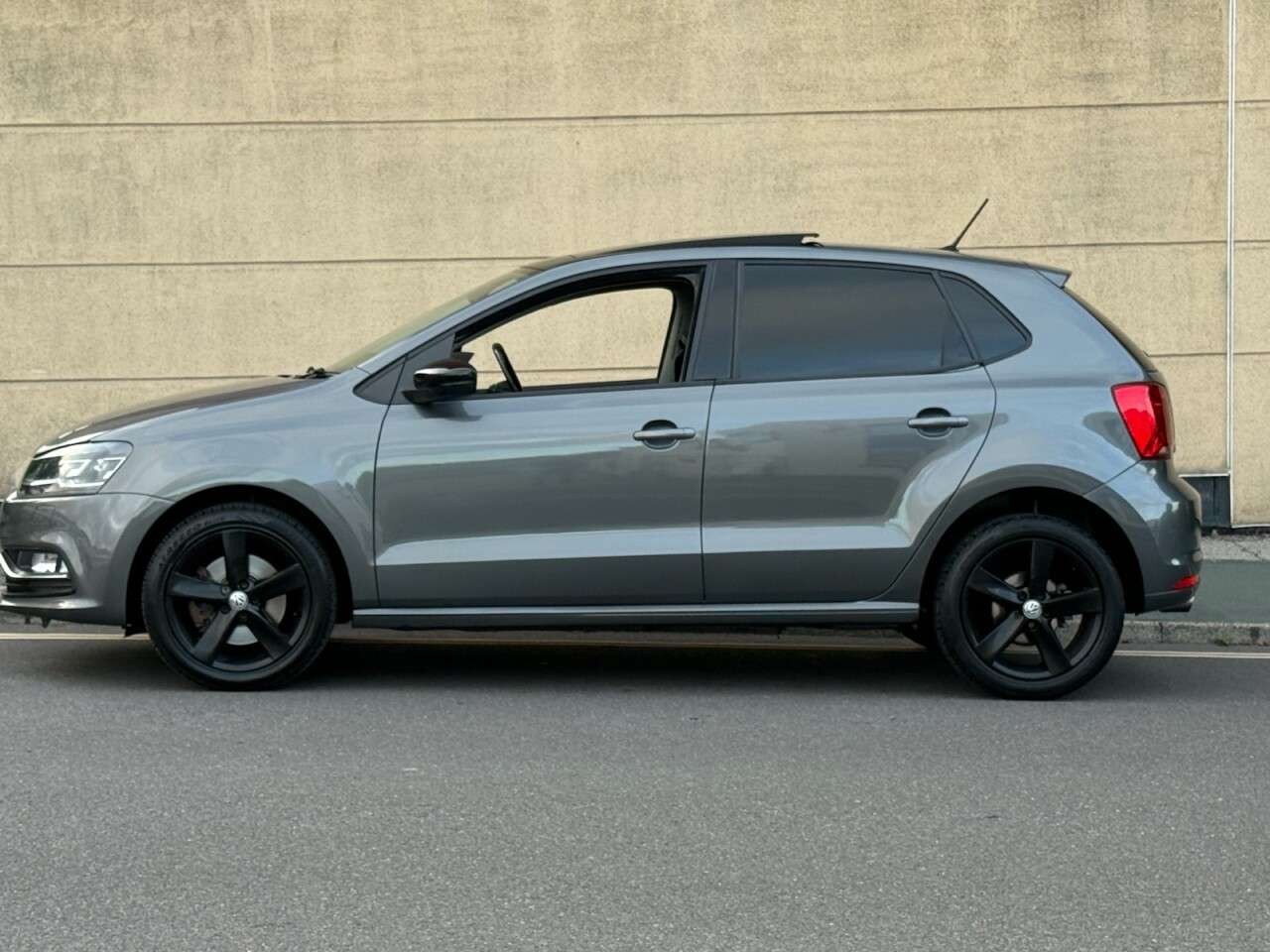 A 2017 VOLKSWAGEN POLO 1.0 TSI SEL Hatchback 5dr Petrol DSG Euro 6 (s/s) (110 bhp) A 2017 VOLKSWAGEN POLO 1.0 TSI SEL Hatchback 5dr Petrol DSG Euro 6 (s/s) (110 bhp)