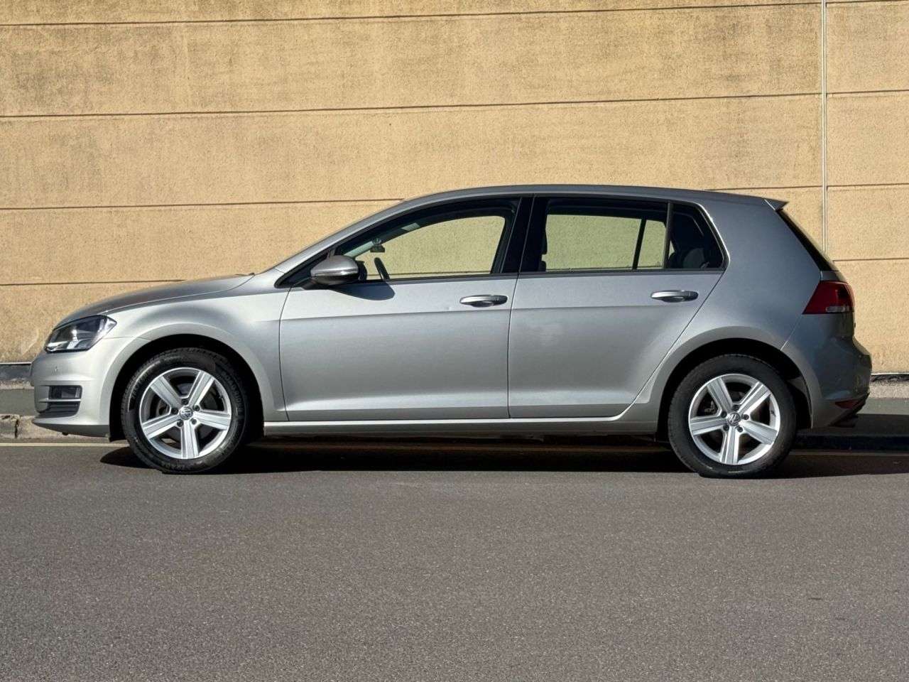 A 2015 VOLKSWAGEN GOLF 1.4 TSI BlueMotion Tech Match Hatchback 5dr Petrol DSG Euro 5 (s/s) (122 ps A 2015 VOLKSWAGEN GOLF 1.4 TSI BlueMotion Tech Match Hatchback 5dr Petrol DSG Euro 5 (s/s) (122 ps