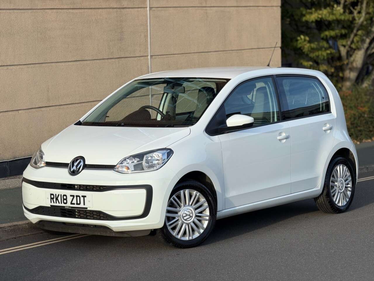 A 2018 VOLKSWAGEN UP! 1.0 Move up! Hatchback 5dr Petrol Manual Euro 6 (s/s) (60 ps) A 2018 VOLKSWAGEN UP! 1.0 Move up! Hatchback 5dr Petrol Manual Euro 6 (s/s) (60 ps)