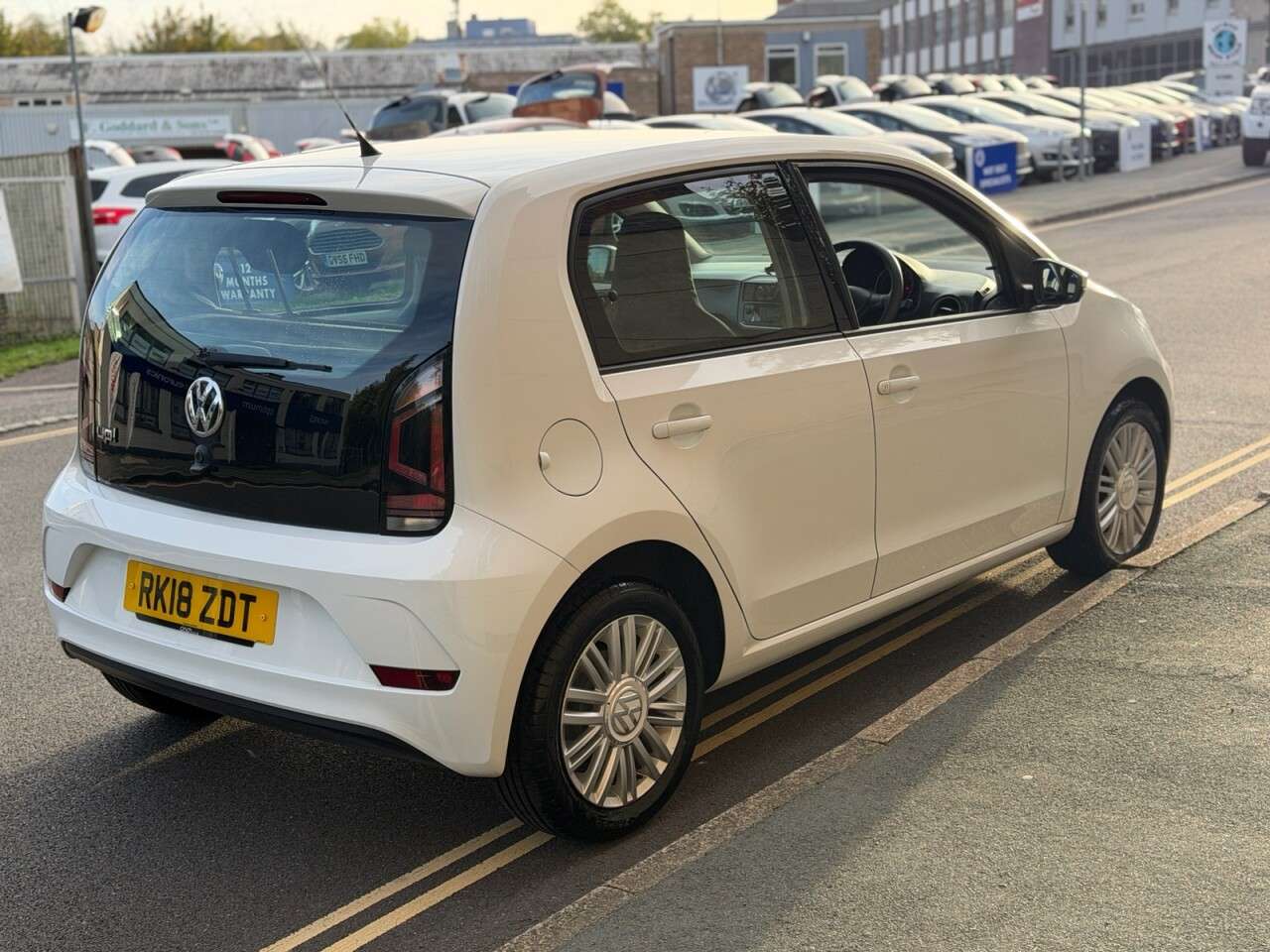 A 2018 VOLKSWAGEN UP! 1.0 Move up! Hatchback 5dr Petrol Manual Euro 6 (s/s) (60 ps) A 2018 VOLKSWAGEN UP! 1.0 Move up! Hatchback 5dr Petrol Manual Euro 6 (s/s) (60 ps)
