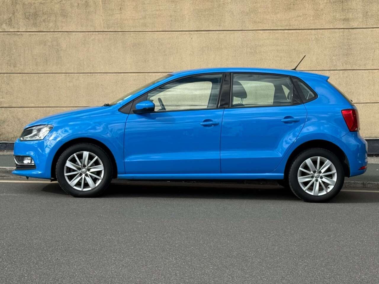 A 2015 VOLKSWAGEN POLO 1.0 BlueMotion Tech SE Hatchback 5dr Petrol Manual Euro 6 (s/s) (75 ps) A 2015 VOLKSWAGEN POLO 1.0 BlueMotion Tech SE Hatchback 5dr Petrol Manual Euro 6 (s/s) (75 ps)