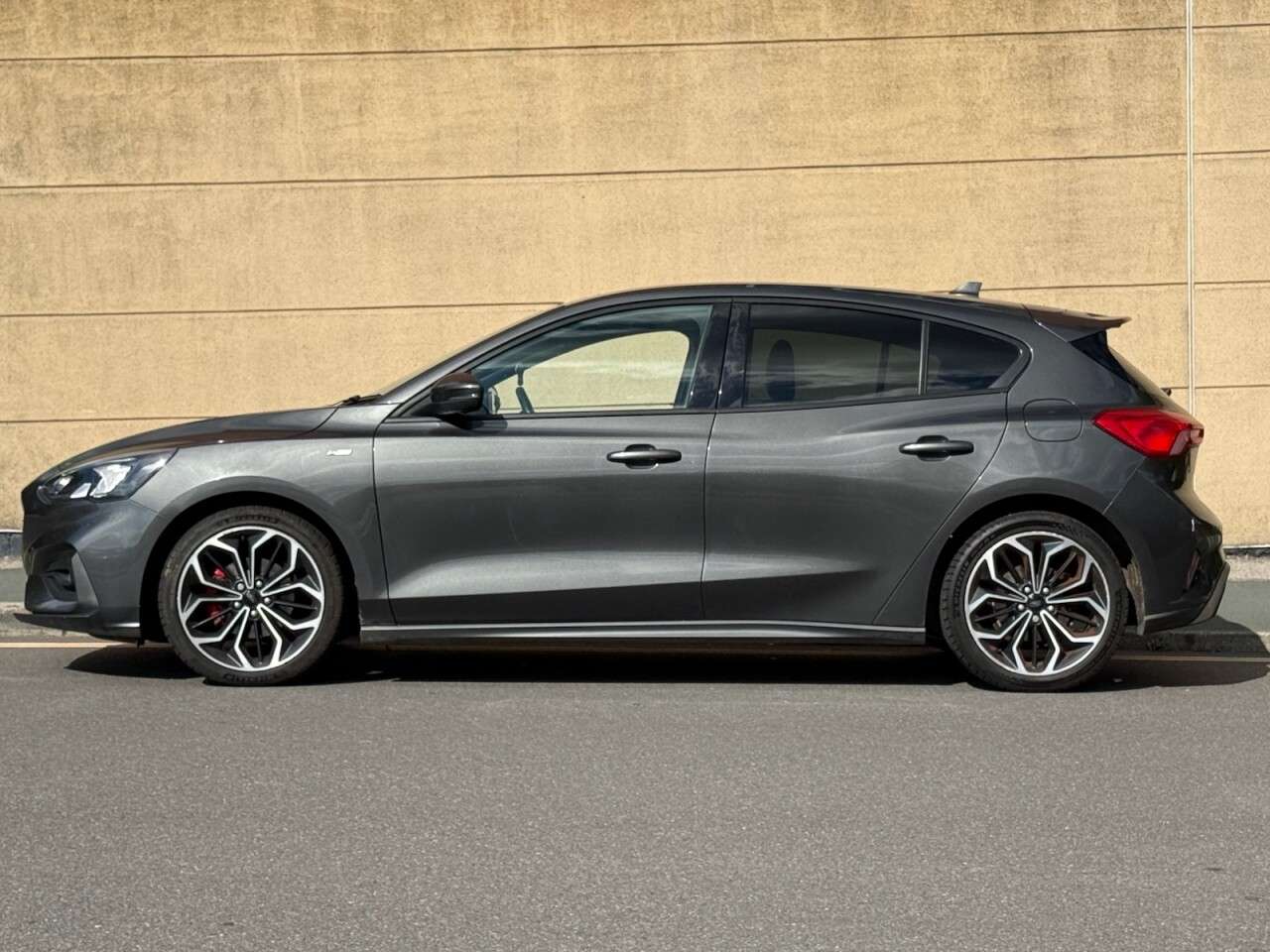A 2019 FORD FOCUS 1.0T EcoBoost ST-Line X Hatchback 5dr Petrol Manual Euro 6 (s/s) (125 ps) A 2019 FORD FOCUS 1.0T EcoBoost ST-Line X Hatchback 5dr Petrol Manual Euro 6 (s/s) (125 ps)