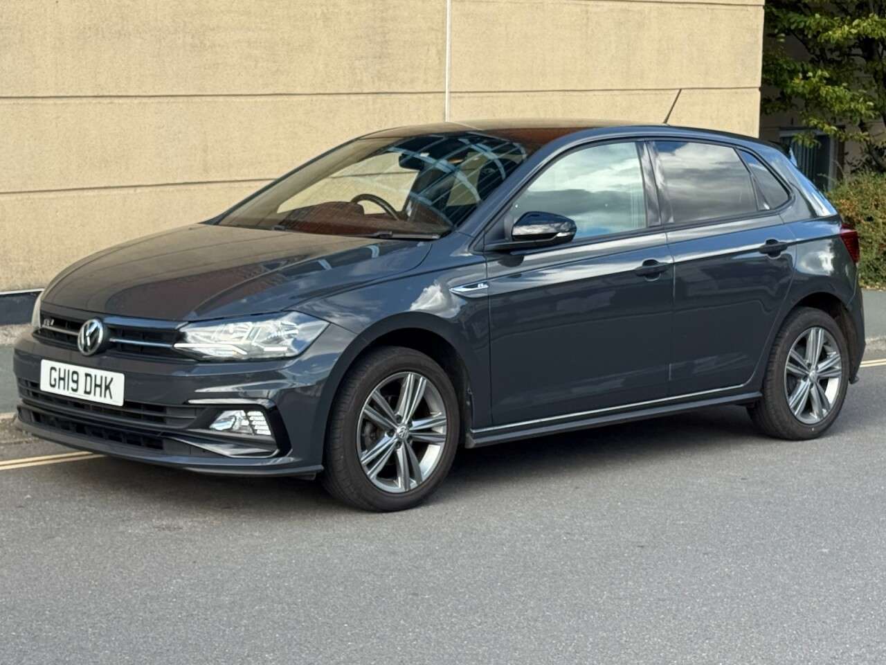 A 2019 VOLKSWAGEN POLO 1.0 TSI GPF R-Line Hatchback 5dr Petrol Manual Euro 6 (s/s) (95 ps) A 2019 VOLKSWAGEN POLO 1.0 TSI GPF R-Line Hatchback 5dr Petrol Manual Euro 6 (s/s) (95 ps)