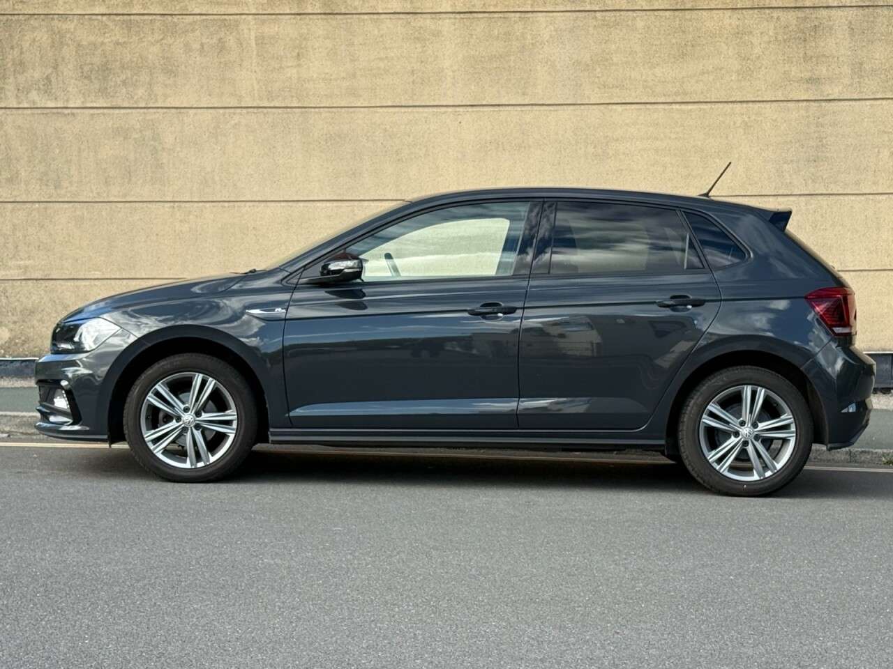 A 2019 VOLKSWAGEN POLO 1.0 TSI GPF R-Line Hatchback 5dr Petrol Manual Euro 6 (s/s) (95 ps) A 2019 VOLKSWAGEN POLO 1.0 TSI GPF R-Line Hatchback 5dr Petrol Manual Euro 6 (s/s) (95 ps)