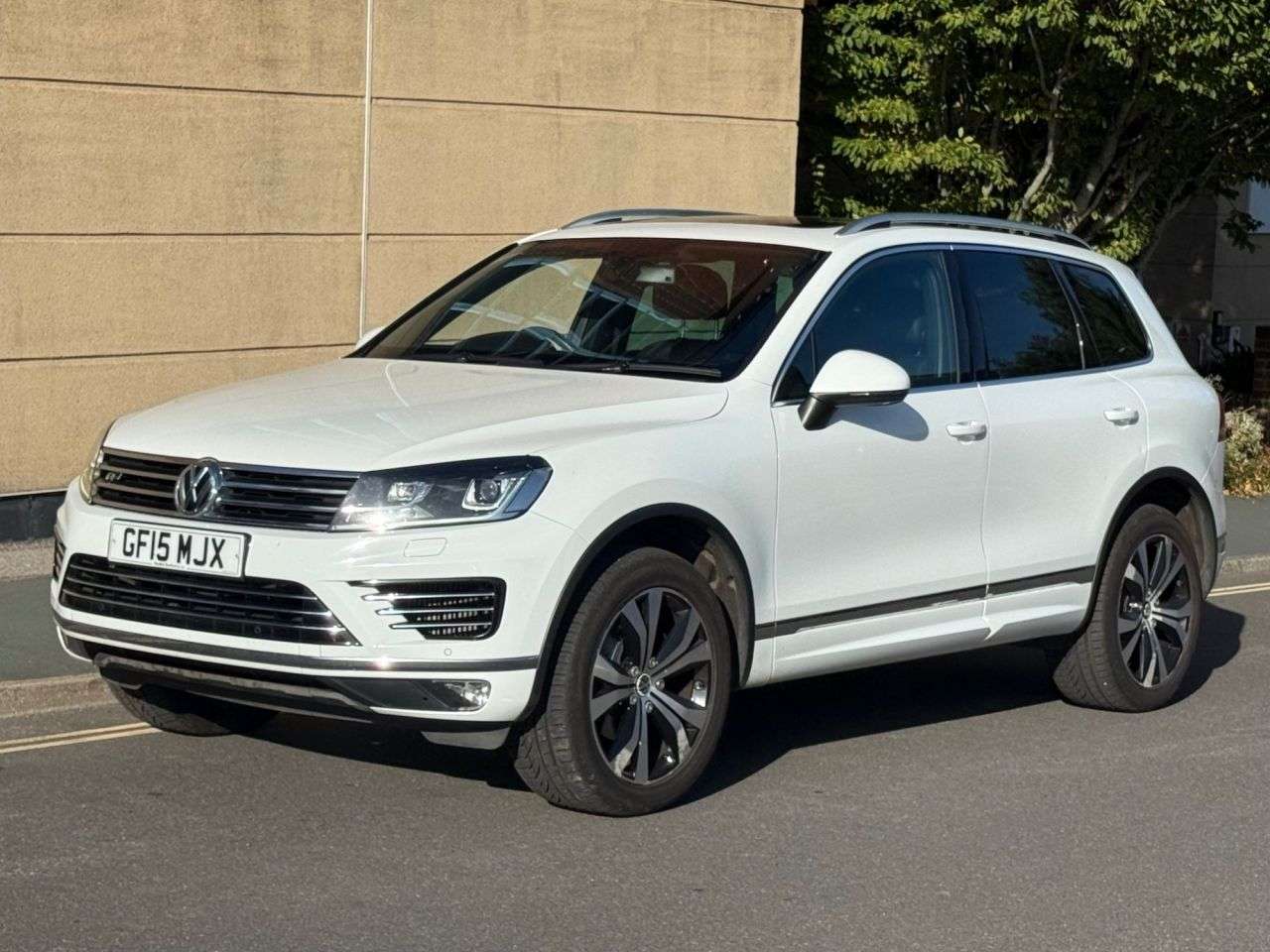A 2015 VOLKSWAGEN TOUAREG 3.0 TDI V6 BlueMotion Tech R-Line SUV 5dr Diesel Tiptronic 4WD Euro 6 (s/s) A 2015 VOLKSWAGEN TOUAREG 3.0 TDI V6 BlueMotion Tech R-Line SUV 5dr Diesel Tiptronic 4WD Euro 6 (s/s)