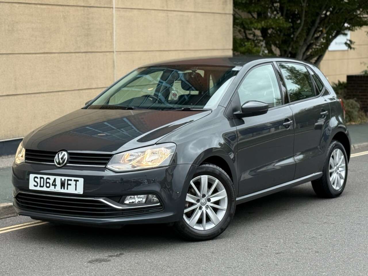 A 2014 VOLKSWAGEN POLO 1.0 BlueMotion Tech SE Hatchback 5dr Petrol Manual Euro 6 (s/s) (60 ps) A 2014 VOLKSWAGEN POLO 1.0 BlueMotion Tech SE Hatchback 5dr Petrol Manual Euro 6 (s/s) (60 ps)