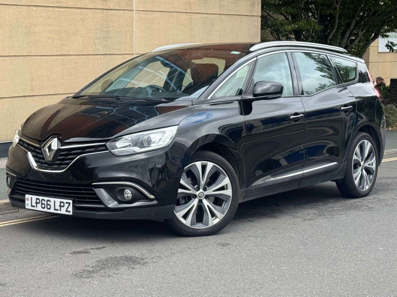 A 2017 RENAULT GRAND SCENIC 1.5 dCi Dynamique Nav MPV 5dr Diesel EDC Euro 6 (s/s) (110 ps) A 2017 RENAULT GRAND SCENIC 1.5 dCi Dynamique Nav MPV 5dr Diesel EDC Euro 6 (s/s) (110 ps)