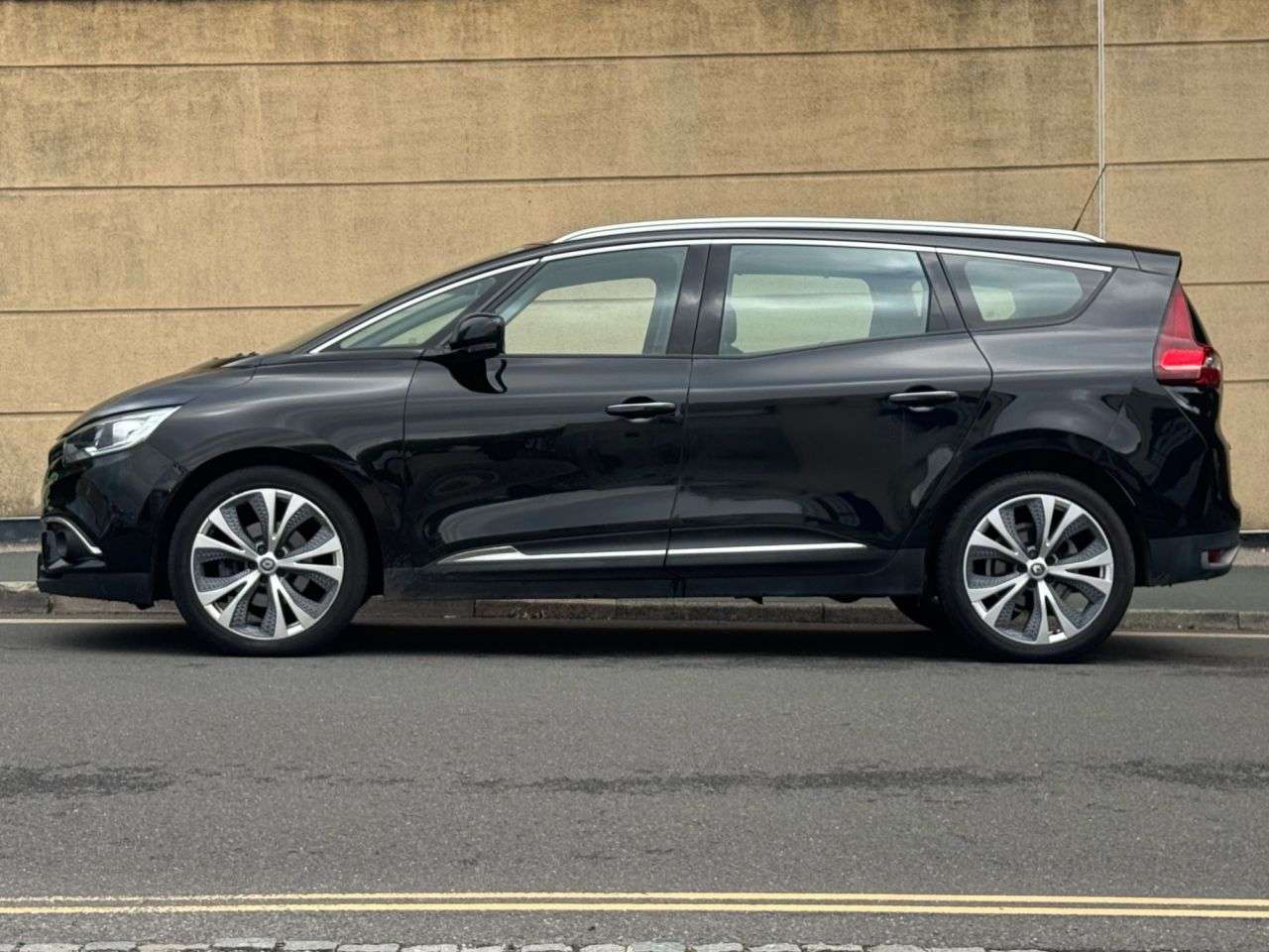 A 2017 RENAULT GRAND SCENIC 1.5 dCi Dynamique Nav MPV 5dr Diesel EDC Euro 6 (s/s) (110 ps) A 2017 RENAULT GRAND SCENIC 1.5 dCi Dynamique Nav MPV 5dr Diesel EDC Euro 6 (s/s) (110 ps)