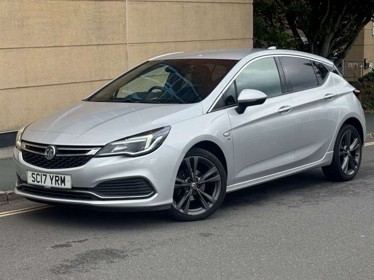 A 2017 VAUXHALL ASTRA 1.6 CDTi ecoTEC BlueInjection SRi VX Line Nav Hatchback 5dr Diesel Manual E A 2017 VAUXHALL ASTRA 1.6 CDTi ecoTEC BlueInjection SRi VX Line Nav Hatchback 5dr Diesel Manual E
