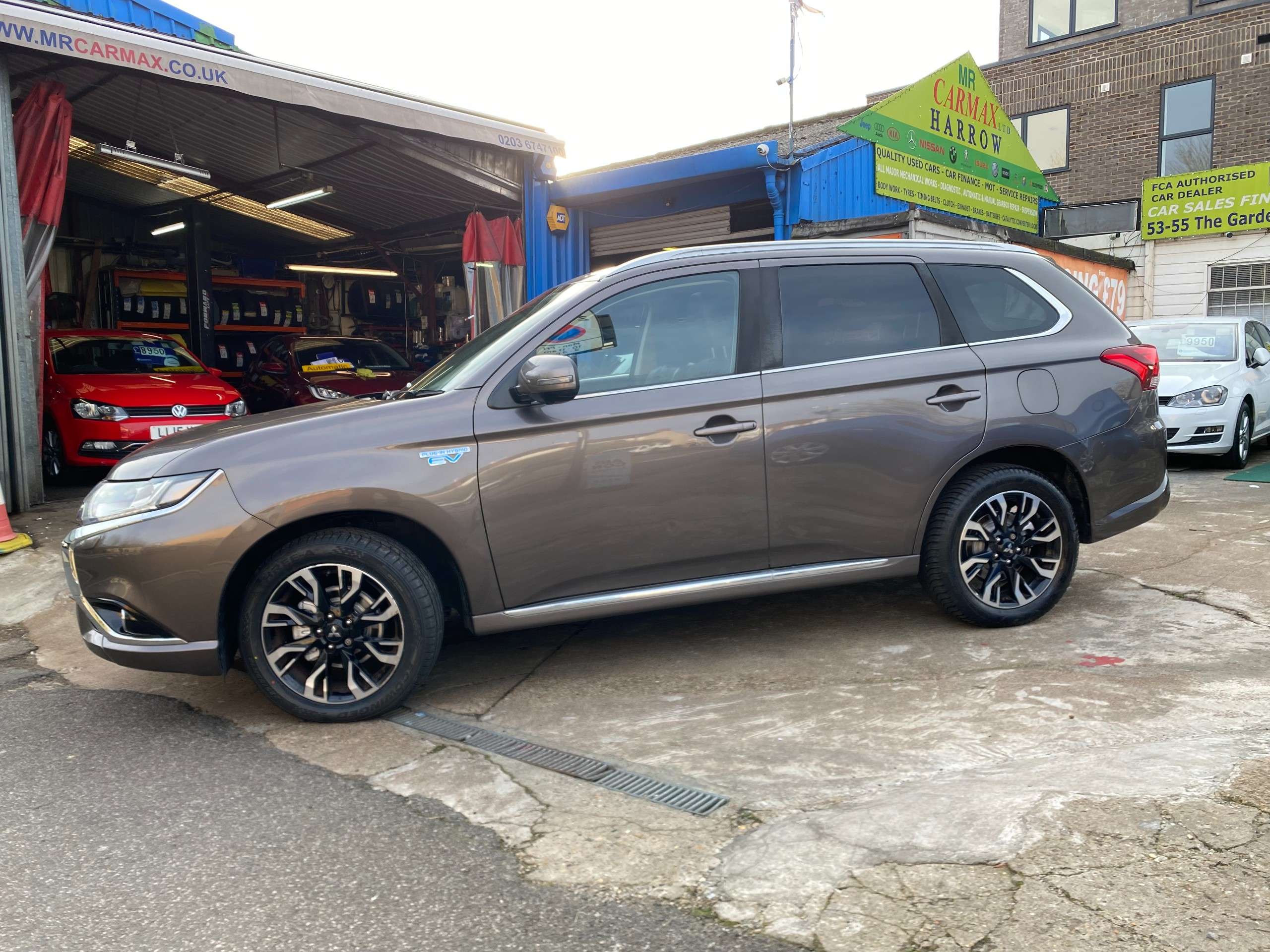 A 2017 MITSUBISHI OUTLANDER 2.0h 12kWh 4h SUV 5dr Petrol Plug-in Hybrid CVT 4WD Euro 6 (s/s) (200 ps) A 2017 MITSUBISHI OUTLANDER 2.0h 12kWh 4h SUV 5dr Petrol Plug-in Hybrid CVT 4WD Euro 6 (s/s) (200 ps)