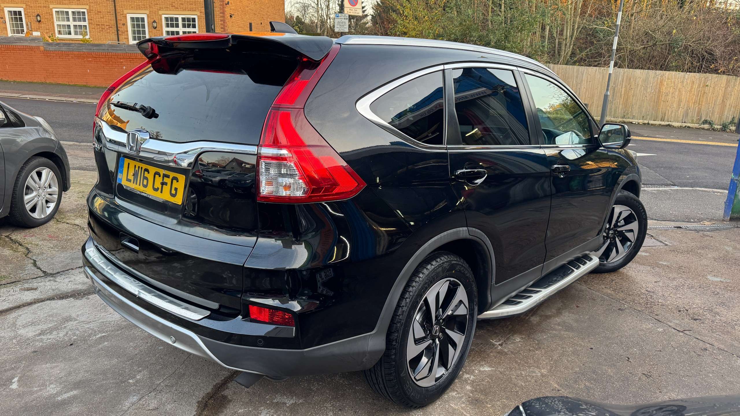 A 2016 HONDA CR-V 2.0 i-VTEC EX SUV 5dr Petrol Auto 4WD Euro 6 (155 ps) A 2016 HONDA CR-V 2.0 i-VTEC EX SUV 5dr Petrol Auto 4WD Euro 6 (155 ps)