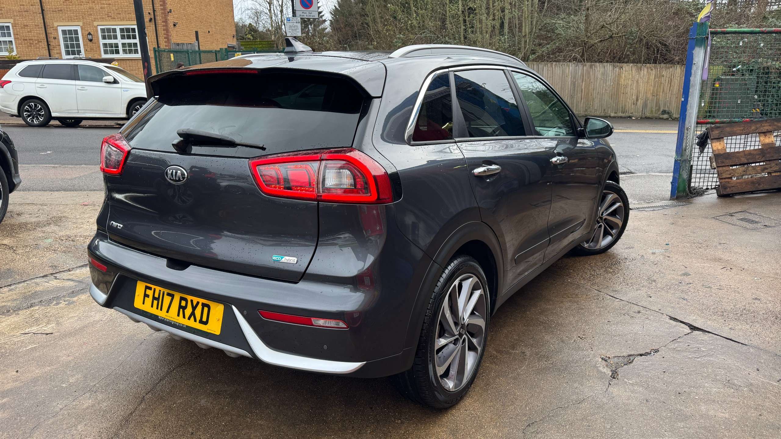 A 2017 KIA NIRO 1.6h GDi First Edition SUV 5dr Petrol Hybrid DCT Euro 6 (s/s) (139 bhp) A 2017 KIA NIRO 1.6h GDi First Edition SUV 5dr Petrol Hybrid DCT Euro 6 (s/s) (139 bhp)