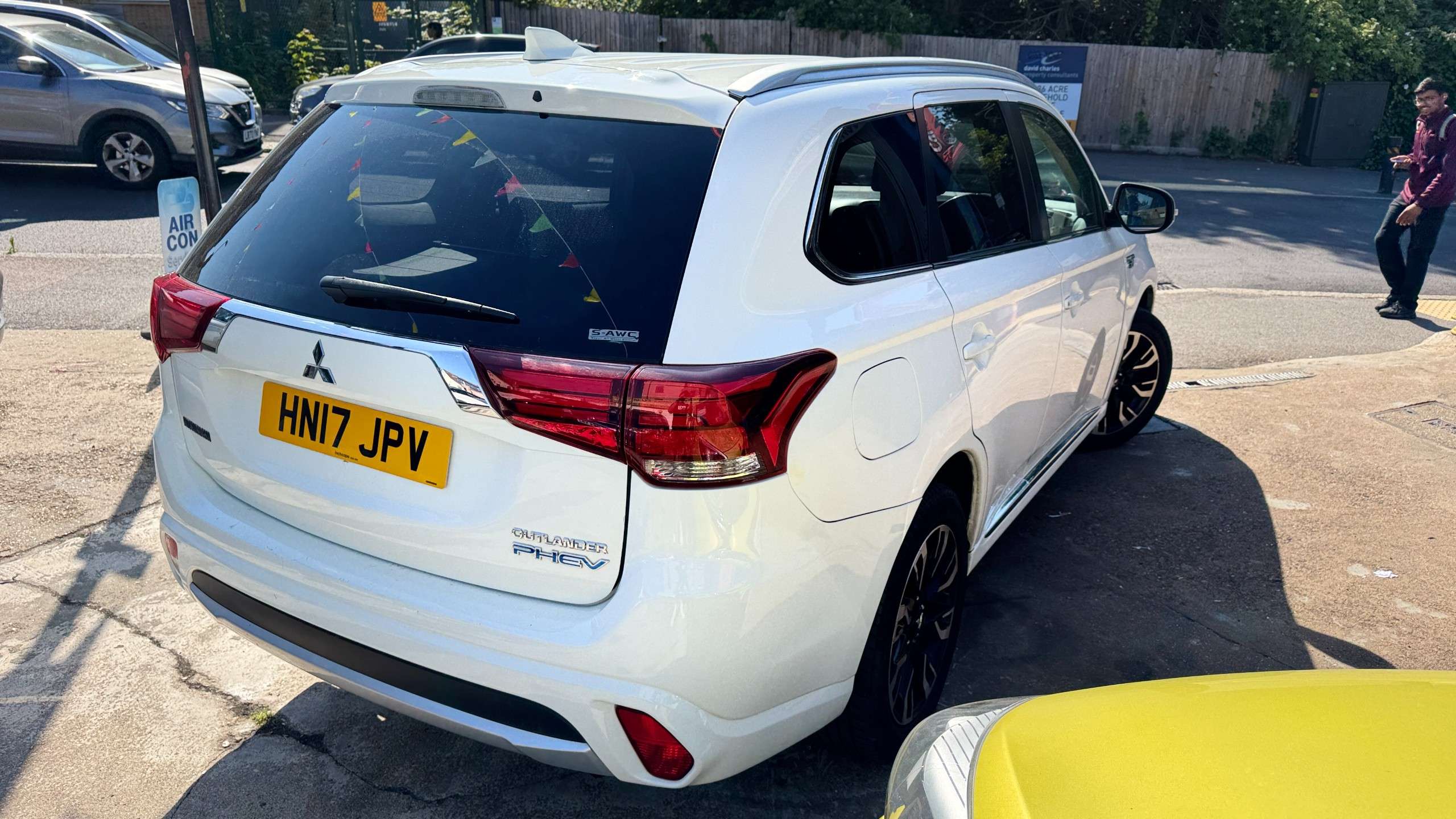 A 2017 MITSUBISHI OUTLANDER 2.0h 12kWh 4h SUV 5dr Petrol Plug-in Hybrid CVT 4WD Euro 6 (s/s) (200 ps) A 2017 MITSUBISHI OUTLANDER 2.0h 12kWh 4h SUV 5dr Petrol Plug-in Hybrid CVT 4WD Euro 6 (s/s) (200 ps)