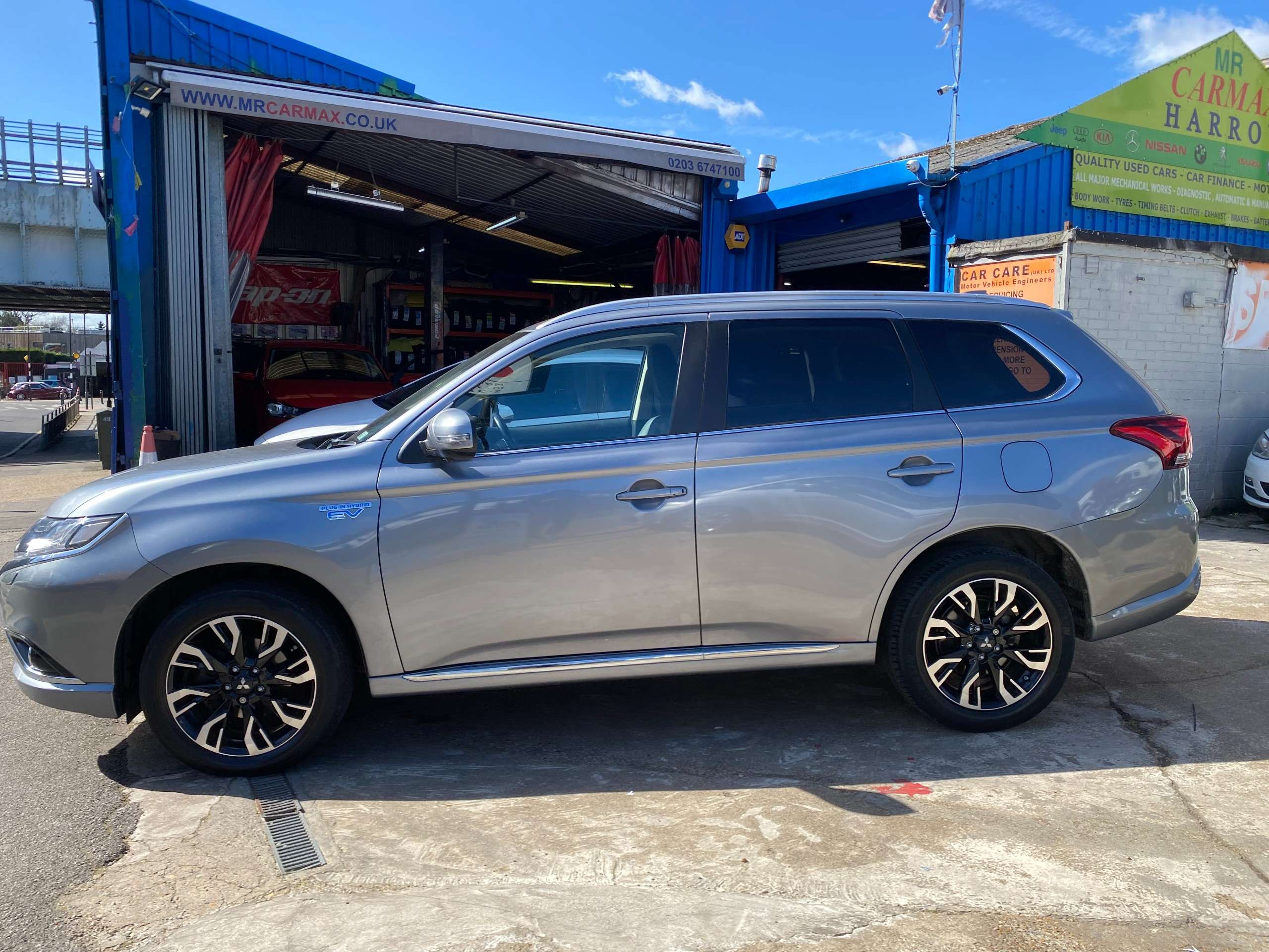 A 2016 MITSUBISHI OUTLANDER 2.0h 12kWh GX4h SUV 5dr Petrol Plug-in Hybrid CVT 4WD Euro 6 (s/s) (200 ps) A 2016 MITSUBISHI OUTLANDER 2.0h 12kWh GX4h SUV 5dr Petrol Plug-in Hybrid CVT 4WD Euro 6 (s/s) (200 ps)