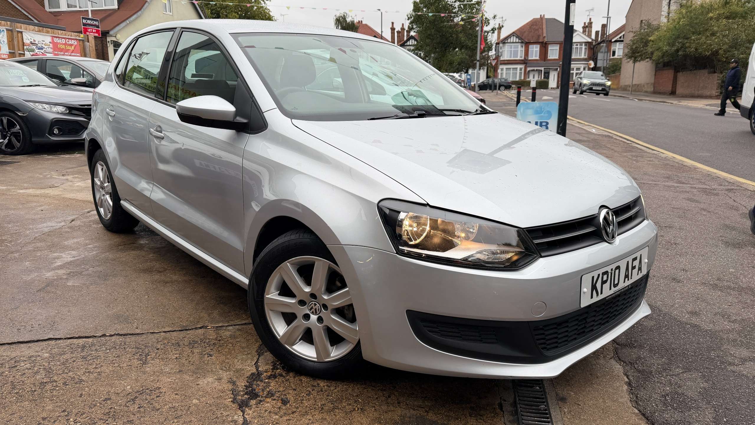 A 2010 VOLKSWAGEN POLO 1.4 SE Hatchback 5dr Petrol DSG Euro 5 (85 ps) A 2010 VOLKSWAGEN POLO 1.4 SE Hatchback 5dr Petrol DSG Euro 5 (85 ps)