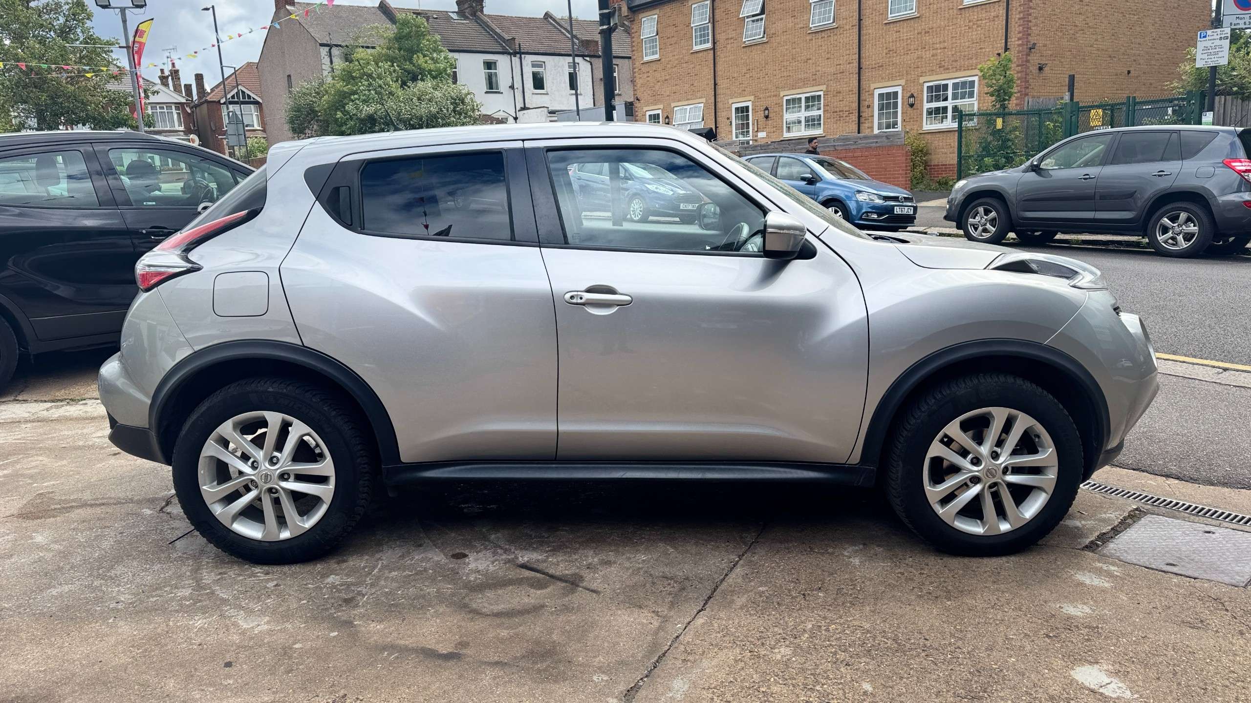 A 2017 NISSAN JUKE 1.6 N-Connecta SUV 5dr Petrol XTRON Euro 6 (117 ps) A 2017 NISSAN JUKE 1.6 N-Connecta SUV 5dr Petrol XTRON Euro 6 (117 ps)