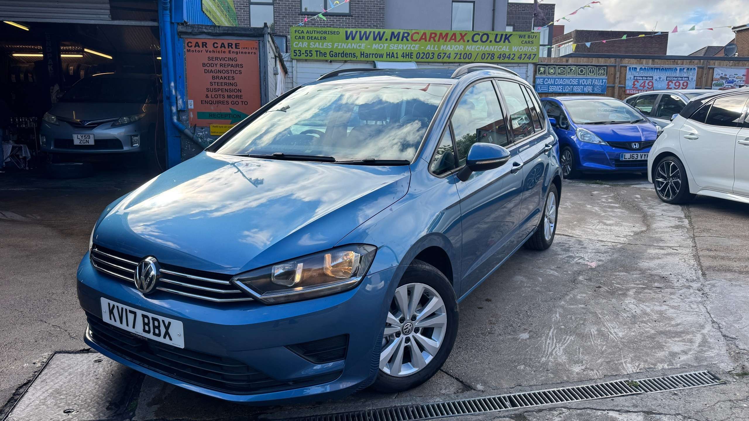 A 2017 VOLKSWAGEN GOLF SV 1.4 TSI BlueMotion Tech SE MPV 5dr Petrol DSG Euro 6 (s/s) (125 ps) A 2017 VOLKSWAGEN GOLF SV 1.4 TSI BlueMotion Tech SE MPV 5dr Petrol DSG Euro 6 (s/s) (125 ps)