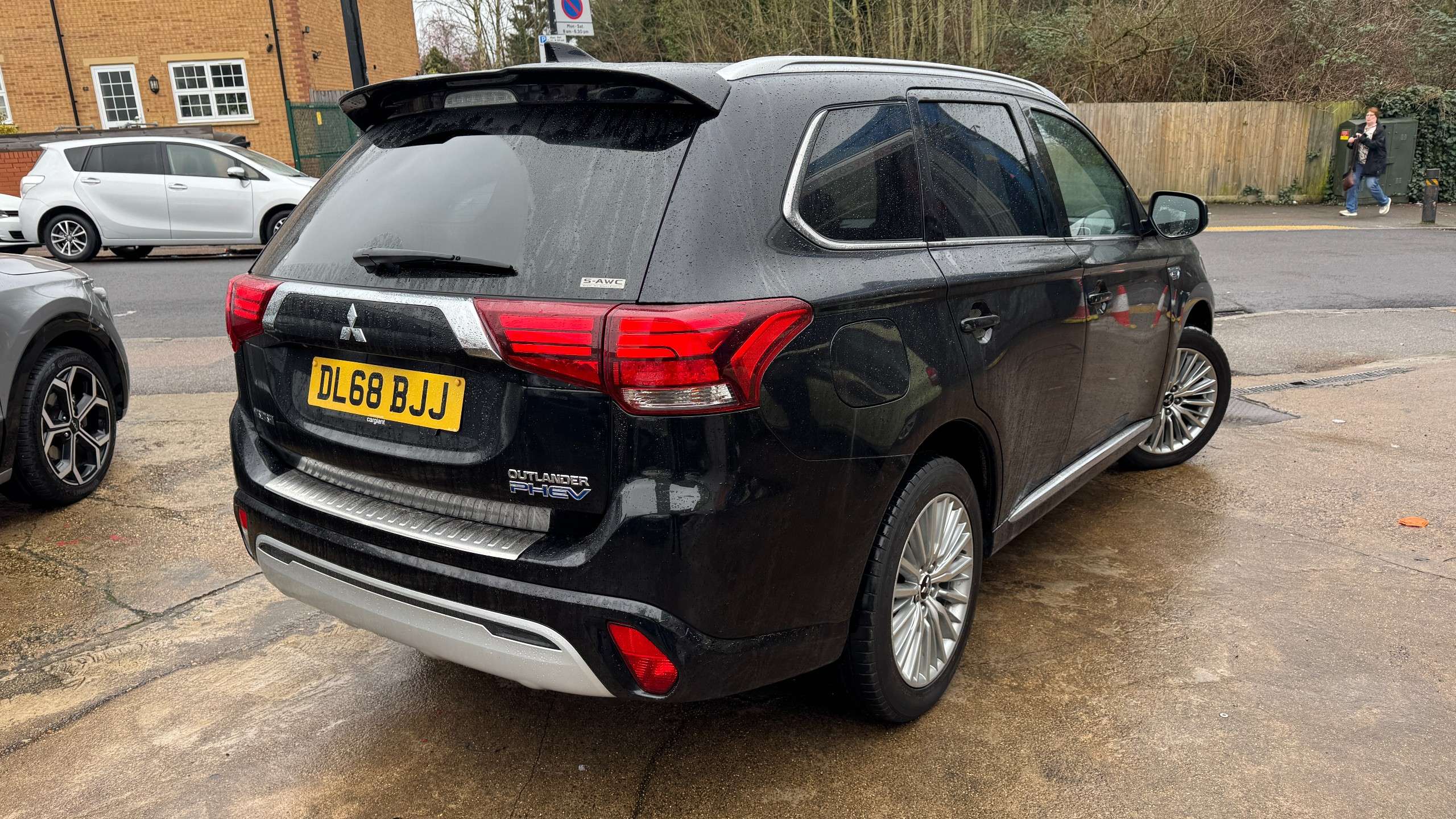 A 2019 MITSUBISHI OUTLANDER 2.4h TwinMotor 13.8kWh 5h SUV 5dr Petrol Plug-in Hybrid CVT 4WD Euro 6 (s/s) (209 ps) A 2019 MITSUBISHI OUTLANDER 2.4h TwinMotor 13.8kWh 5h SUV 5dr Petrol Plug-in Hybrid CVT 4WD Euro 6 (s/s) (209 ps)