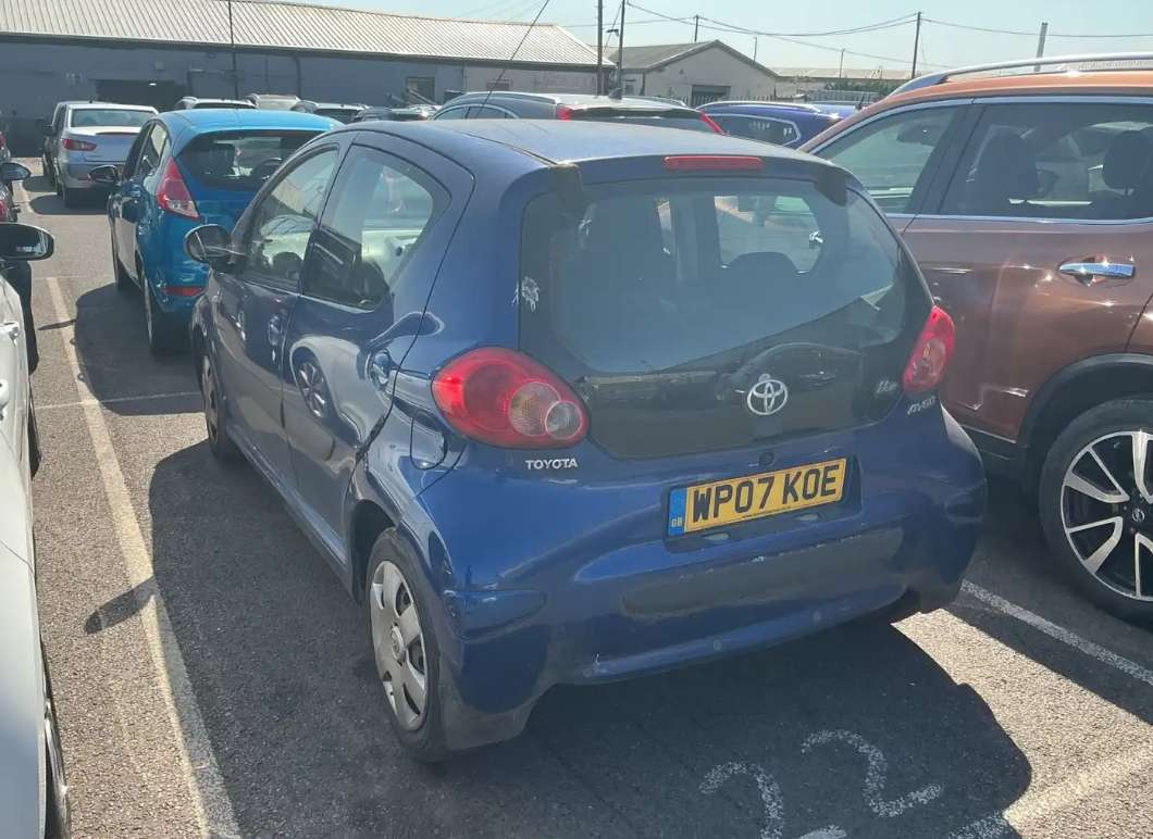A 2007 TOYOTA AYGO 1.0 VVT-i Blue Hatchback 5dr Petrol Manual Euro 4 (67 bhp) A 2007 TOYOTA AYGO 1.0 VVT-i Blue Hatchback 5dr Petrol Manual Euro 4 (67 bhp)