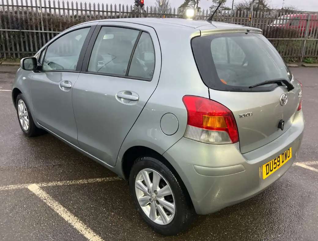 A 2009 TOYOTA YARIS 1.33 Dual VVT-i TR Hatchback 5dr Petrol MultiMode Euro 4 (s/s) (101 ps) A 2009 TOYOTA YARIS 1.33 Dual VVT-i TR Hatchback 5dr Petrol MultiMode Euro 4 (s/s) (101 ps)