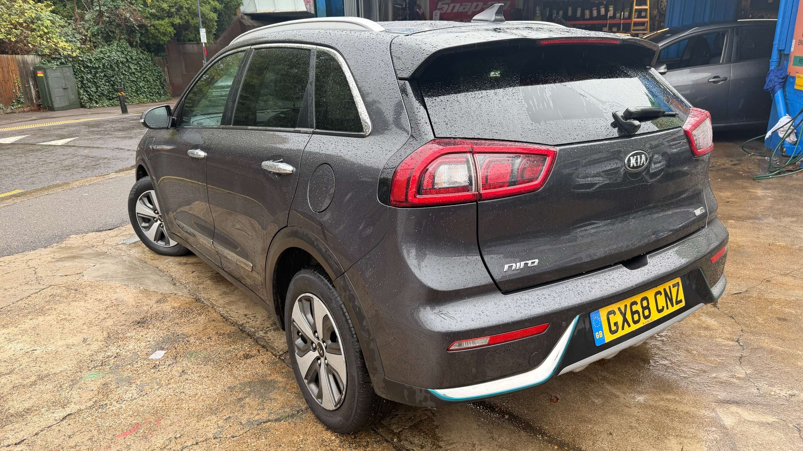 A 2018 KIA NIRO 1.6 GDi 8.9kWh 3 SUV 5dr Petrol Plug-in Hybrid DCT Euro 6 (s/s) (139 bhp) A 2018 KIA NIRO 1.6 GDi 8.9kWh 3 SUV 5dr Petrol Plug-in Hybrid DCT Euro 6 (s/s) (139 bhp)