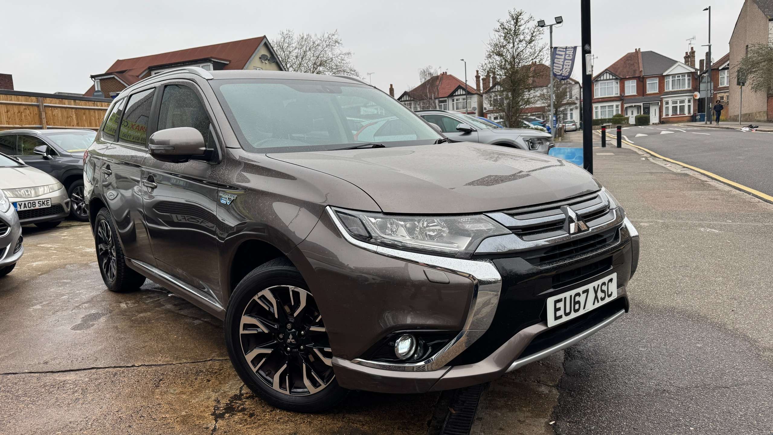A 2017 MITSUBISHI OUTLANDER 2.0h 12kWh 4h SUV 5dr Petrol Plug-in Hybrid CVT 4WD Euro 6 (s/s) (200 ps) A 2017 MITSUBISHI OUTLANDER 2.0h 12kWh 4h SUV 5dr Petrol Plug-in Hybrid CVT 4WD Euro 6 (s/s) (200 ps)