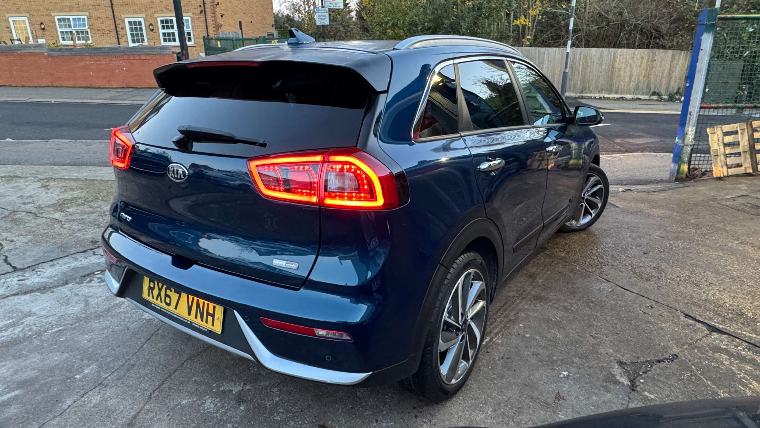 A 2017 KIA NIRO 1.6h GDi 4 SUV 5dr Petrol Hybrid DCT Euro 6 (s/s) ( 16in Alloy) (139 bhp) A 2017 KIA NIRO 1.6h GDi 4 SUV 5dr Petrol Hybrid DCT Euro 6 (s/s) ( 16in Alloy) (139 bhp)