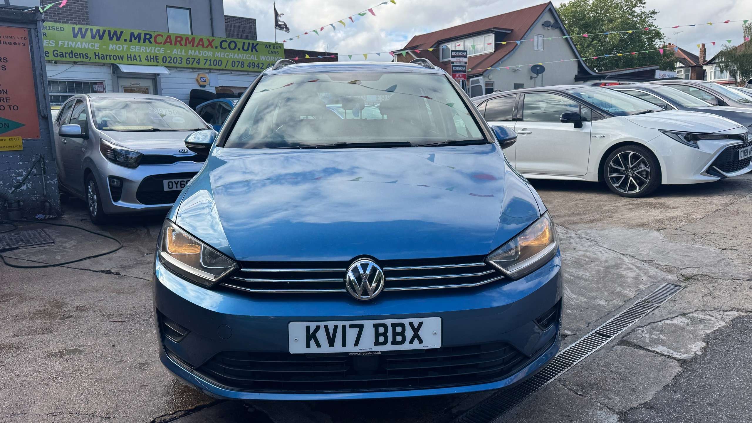A 2017 VOLKSWAGEN GOLF SV 1.4 TSI BlueMotion Tech SE MPV 5dr Petrol DSG Euro 6 (s/s) (125 ps) A 2017 VOLKSWAGEN GOLF SV 1.4 TSI BlueMotion Tech SE MPV 5dr Petrol DSG Euro 6 (s/s) (125 ps)