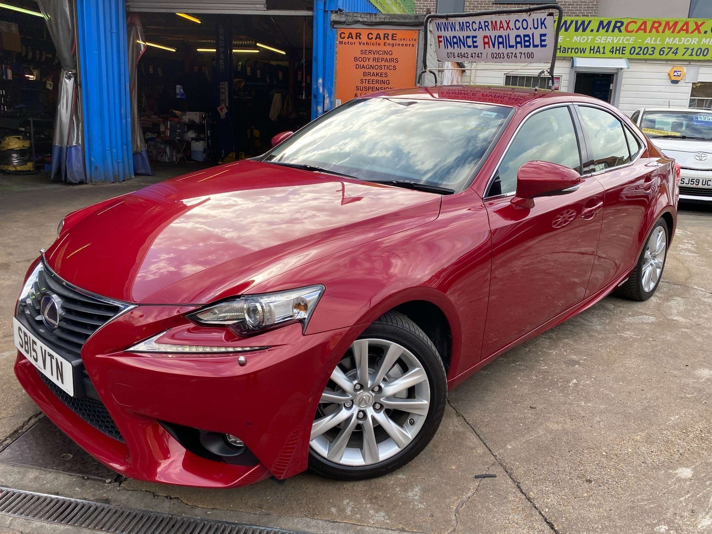 A 2015 LEXUS IS 2.5 300h Advance Saloon 4dr Petrol Hybrid E-CVT Euro 6 (s/s) (223 ps) A 2015 LEXUS IS 2.5 300h Advance Saloon 4dr Petrol Hybrid E-CVT Euro 6 (s/s) (223 ps)