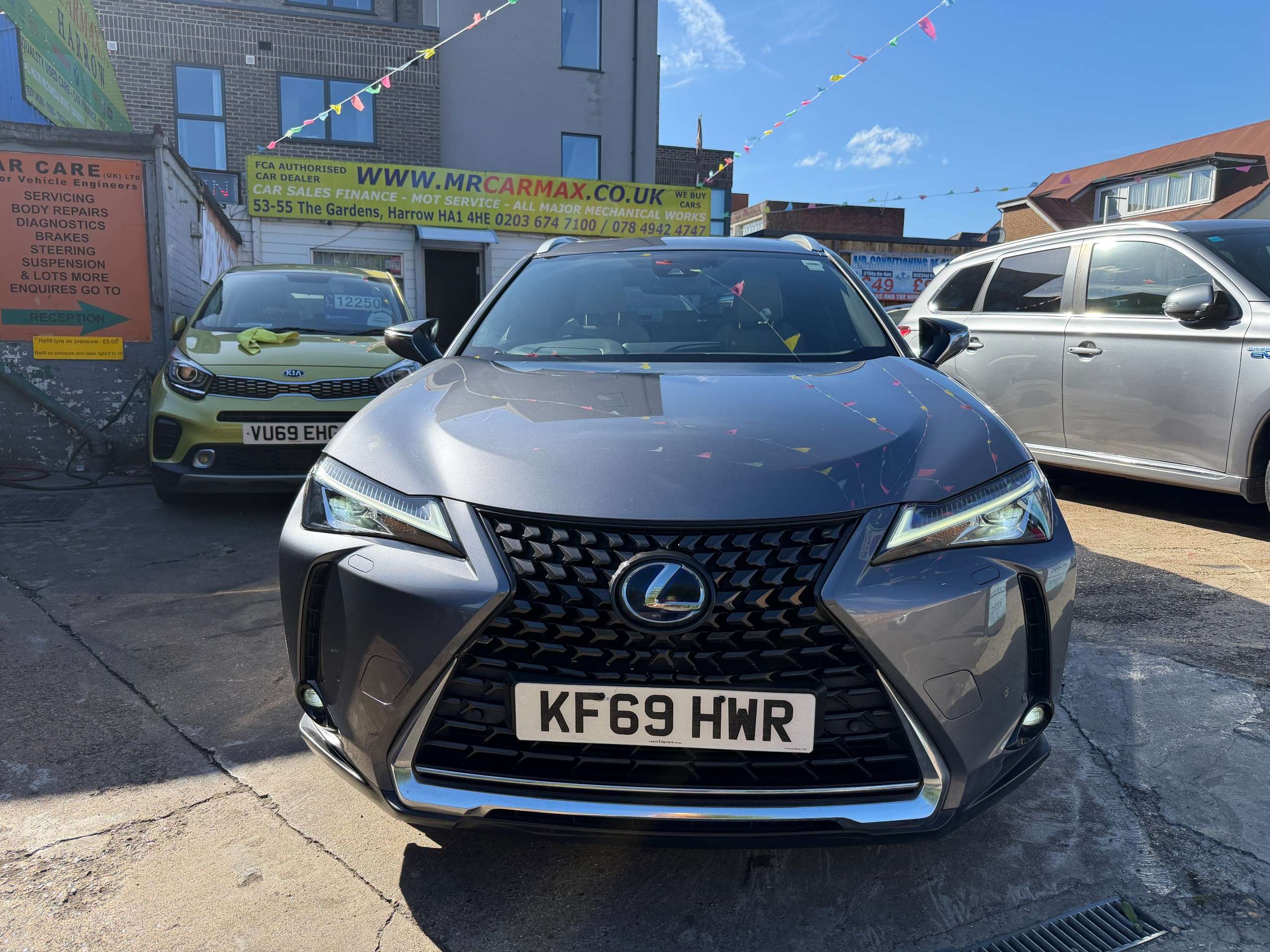 A 2019 LEXUS UX 2.0 250h SUV 5dr Petrol Hybrid E-CVT Euro 6 (s/s) (184 ps) A 2019 LEXUS UX 2.0 250h SUV 5dr Petrol Hybrid E-CVT Euro 6 (s/s) (184 ps)