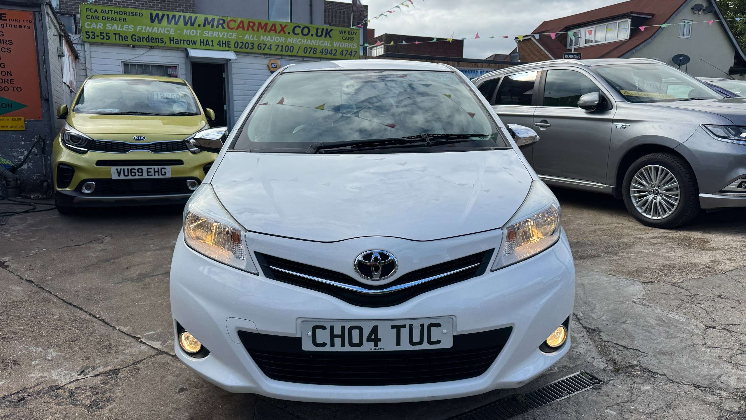 A 2014 TOYOTA YARIS 1.33 Dual VVT-i Trend Hatchback 5dr Petrol Manual Euro 5 (99 ps) A 2014 TOYOTA YARIS 1.33 Dual VVT-i Trend Hatchback 5dr Petrol Manual Euro 5 (99 ps)