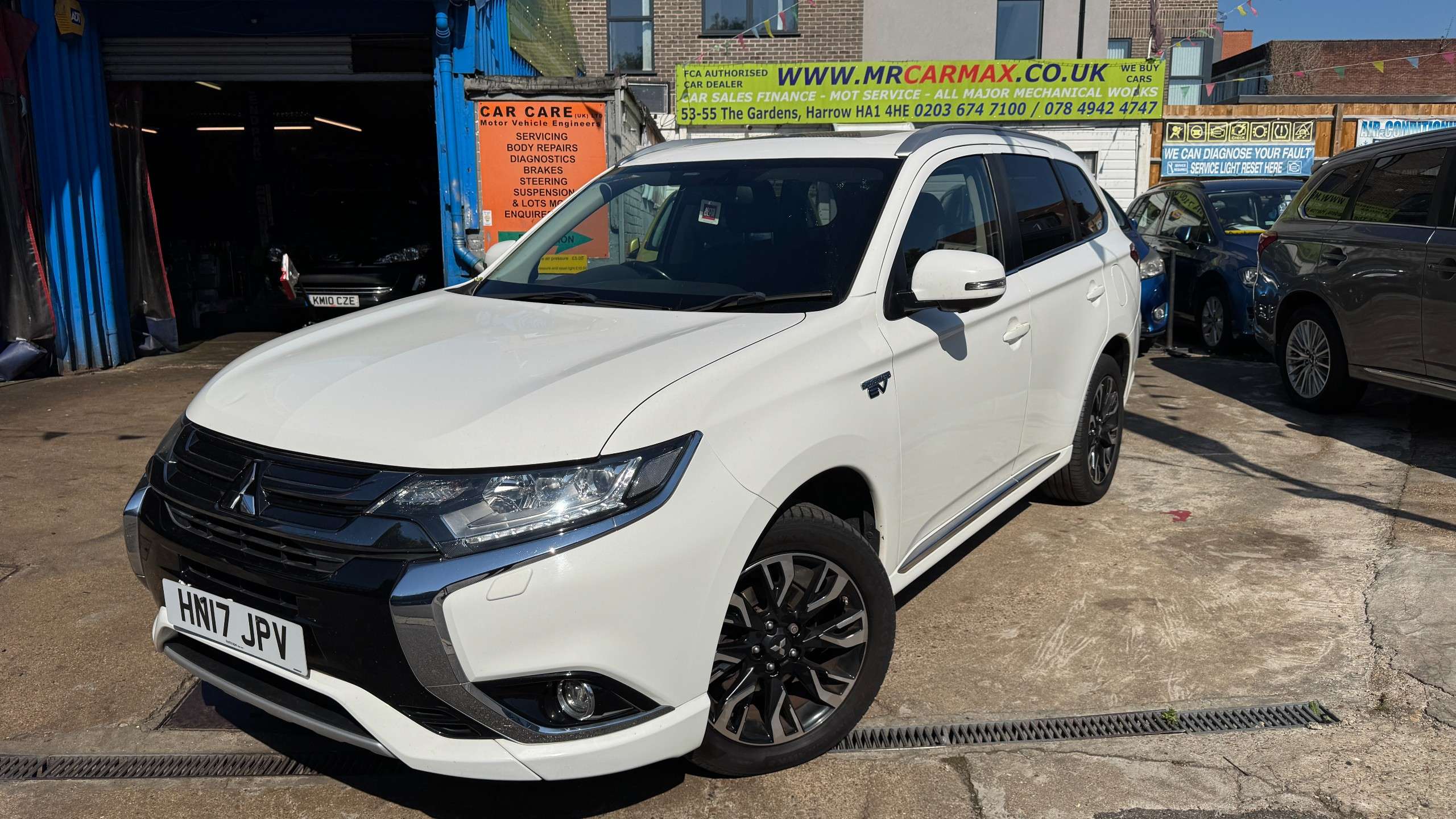 A 2017 MITSUBISHI OUTLANDER 2.0h 12kWh 4h SUV 5dr Petrol Plug-in Hybrid CVT 4WD Euro 6 (s/s) (200 ps) A 2017 MITSUBISHI OUTLANDER 2.0h 12kWh 4h SUV 5dr Petrol Plug-in Hybrid CVT 4WD Euro 6 (s/s) (200 ps)
